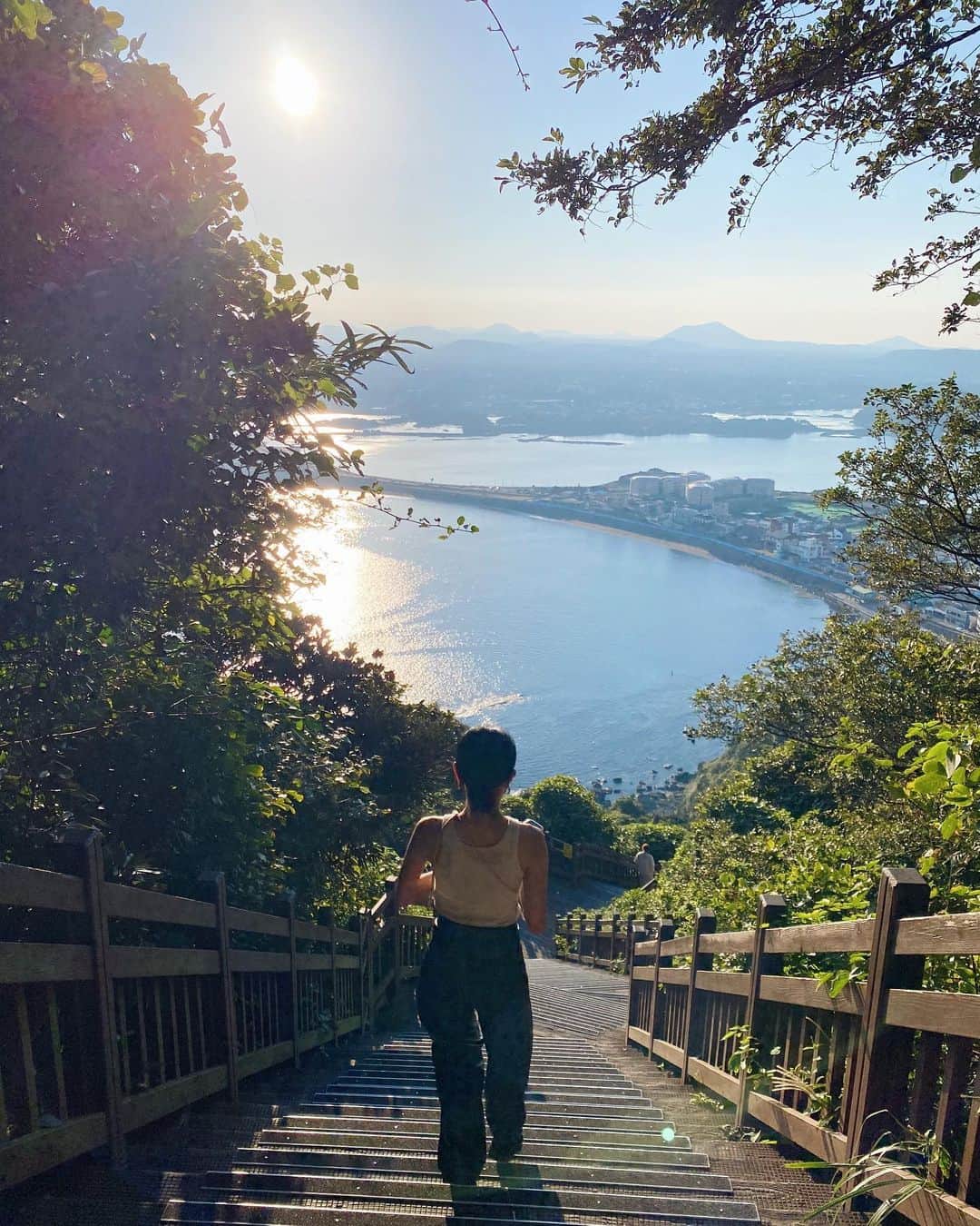 蒼あんなのインスタグラム：「済州のシンボル火山城山日出峰🌋🔥🔥 旅行来たら何に1番重点をおくか... 私はダントツで自然！\( ˆoˆ )/🌿 すんなり見れるものもあるけど、 少し頑張らないと辿り着けないところも多くて、 でも頑張った先の息をのむような 心を空っぽにしてくれる広がる景色が本当に素晴らしいんだ☺️💕  他にも世界最長の溶岩洞窟「万丈窟」もあって、 世界自然遺産だから見たかったけど 全然時間足りなかった😂  みーんな静かに目の前の自然と 向き合ってていい時間でした☺️💖  ただちゃんと山登りで 脚ちょっとガクガクした🤘笑  @visitjeju.jp @kto.japan @twayair_japan  #済州島 #チェジュ島 #ティーウェイ航空 #ときめく韓国 #グランドハイアットチェジュ#pr」