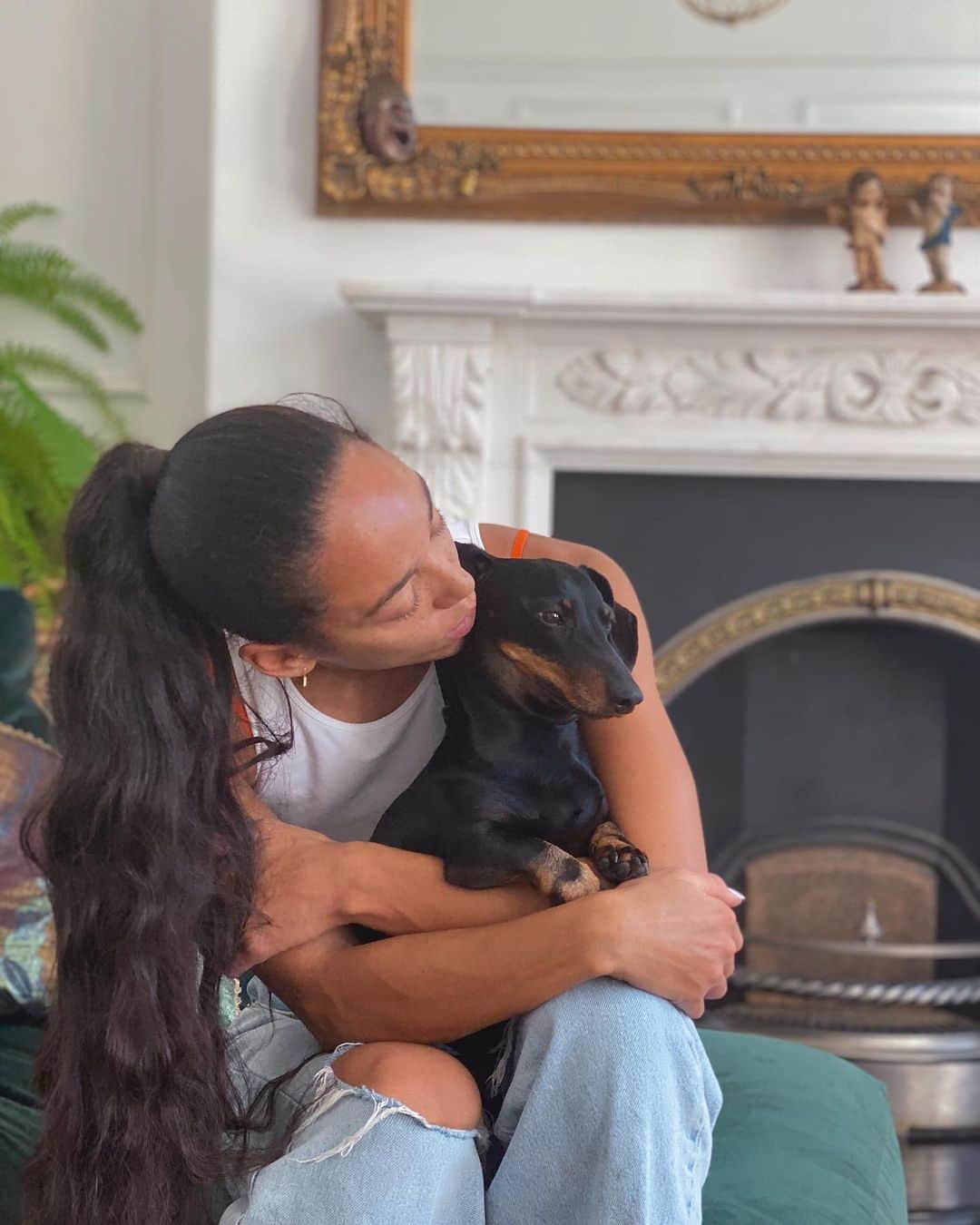 カタリーナ・ジョンソン・トンプソンのインスタグラム：「Me with my 1st and 2nd born 🐾  (Insta vs reality)」
