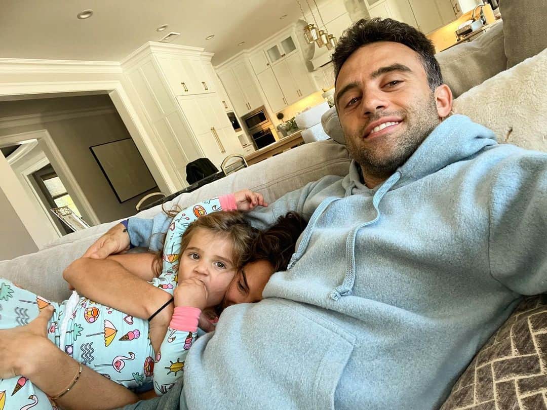 ジュゼッペ・ロッシのインスタグラム：「The best Sundays 🥰🥰#tripod #famcuddles」