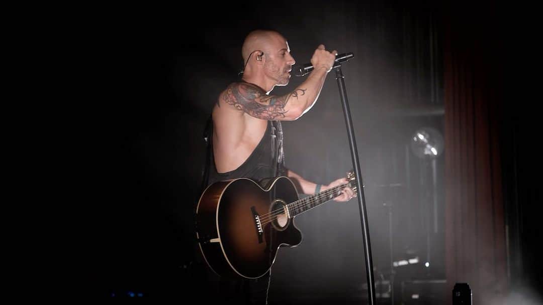 クリス・ドートリーのインスタグラム：「For Hannah ❤️  ‘Waiting for Superman‘ performed in Louisville, KY September 7th, 2022」