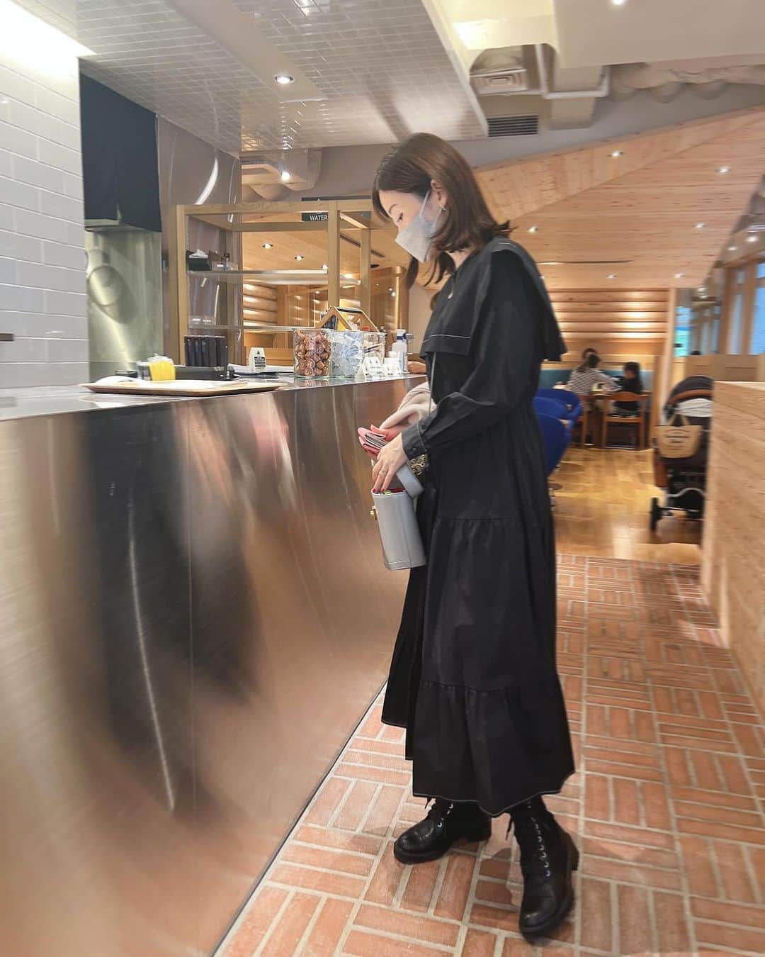 山本みらいのインスタグラム：「友達が可愛いワンピを着ていて、 どこのか聞いたらなんとZARA。  あまりの可愛さに真似ポチしたのが こちらのワンピースです💁🏻‍♀️  Onepiece&Boots @zara   #ワンピ#zaraコーデ#zara#モノトーンコーデ #ワンピース#プチプラ#プチプラコーデ#ザラ購入品#ザラコーデ#アラフォーコーデ#アラフォーママ#ママコーデ#ママコーデプチプラ」