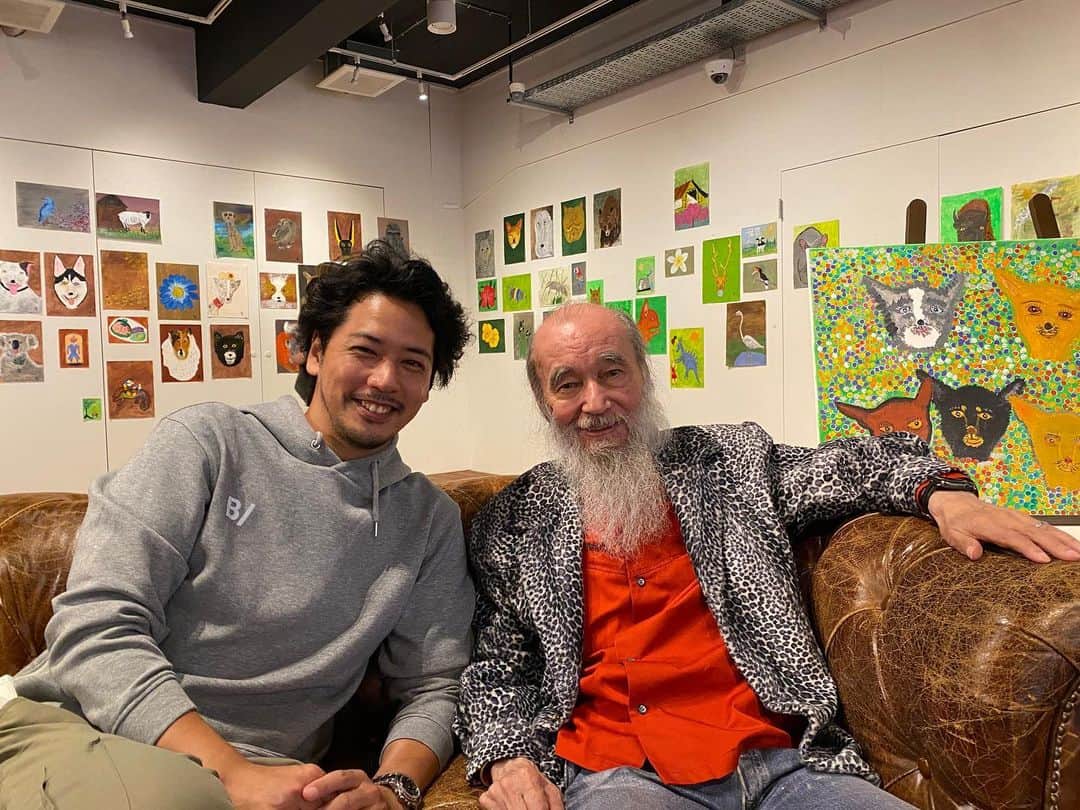 佐藤祐基のインスタグラム：「『ミッキー・カーチス アート展』に行ってきました。 お久しぶりのミッキーさん、『おぉ！公一か！』とお声掛けいただき嬉しかった。 うちの子達もミッキーさんの温かいタッチで描いてもらいたいなぁ。  #ミッキーカーチスアート展」