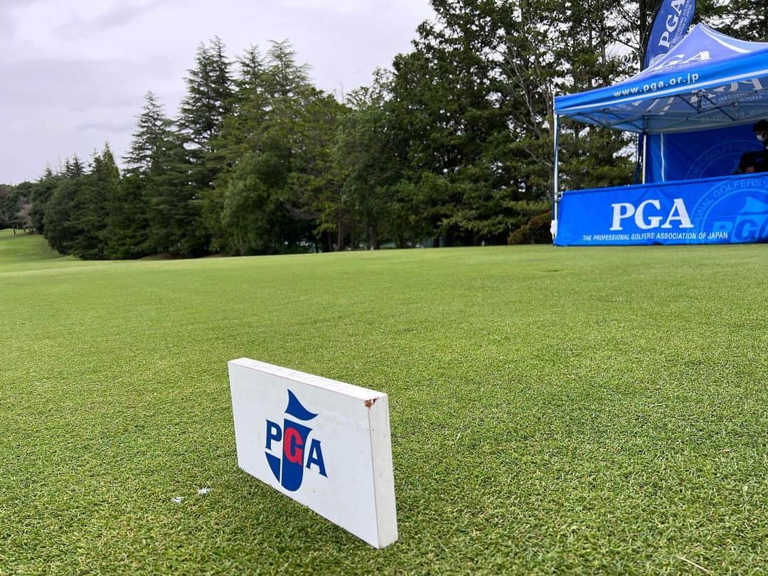 近藤祥子のインスタグラム：「⛳️ #日本プロゴルフ選手権  . 予選の2日間は寒くて寒くて🥶 ストーブに、今年初のダウン着て🔥 . 3日目からはいいお天気になって良かった☀️ 秋らしいゴルフ日和な決勝ラウンドでした🍁 . . #日本プロゴルフシニア選手権大会 #サミットゴルフクラブ #スタートアナウンス #スタートアナウンサー #スタートコール #ゴルフ #golf  . . 優勝したプラヤドマークセン選手おめでとうございます㊗️ @prayadmarksaeng  写真は @pga_of_japan に頂きました！」