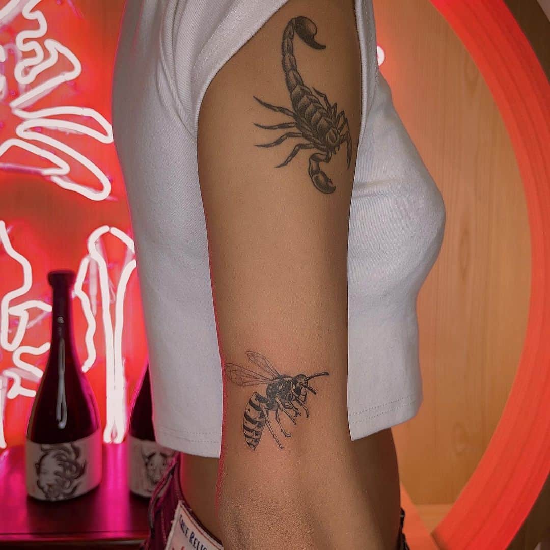 彫師美漸のインスタグラム：「蜂タトゥー🐝 (サソリは数年前に彫ったタトゥー🦂) ・ 極細ラインで羽の繊細さを表現👌 ・ #蜂 #girlstattoo #美漸ガールズタトゥー #刺青 #彫師 #美漸 #彫師美漸 #表参道 #原宿 #原宿タトゥー #タトゥー #東京タトゥー #Bizenarttattoostudio #tokyo #tattoo #art #fashion #bizenart #bizen #문신　#Bizentattoo  #tattooer #tattooist #tattooartist #tattooart #tattoostudio #japanesetattoo #beetattoo」