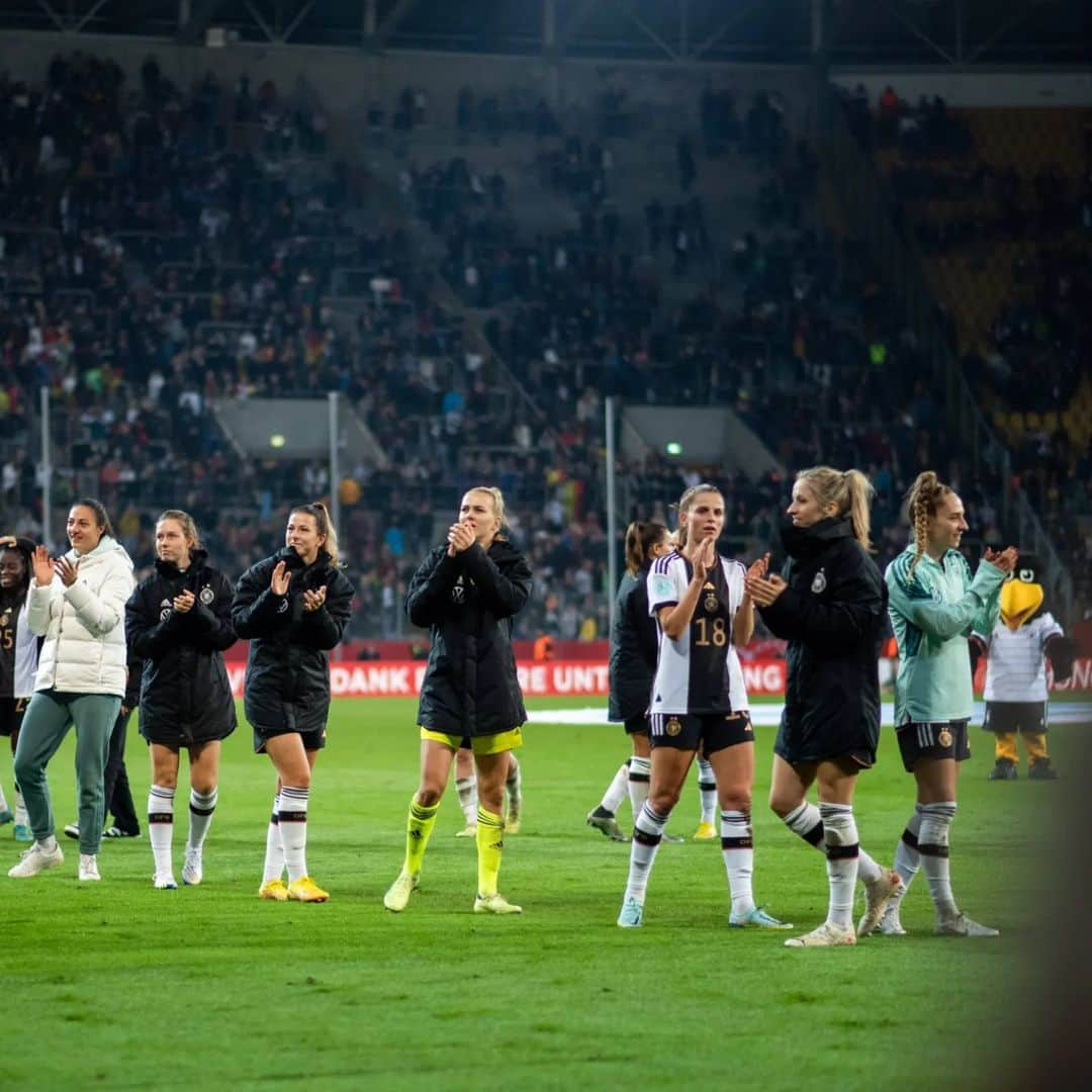 Kathy Hendrichさんのインスタグラム写真 - (Kathy HendrichInstagram)「Dresden, wir kommen gerne wieder 😍 #düdüdüdüdüdüdü #mercibeaucoup #GERFRA #dfbfrauenteam」10月9日 18時48分 - kathy_hendrich