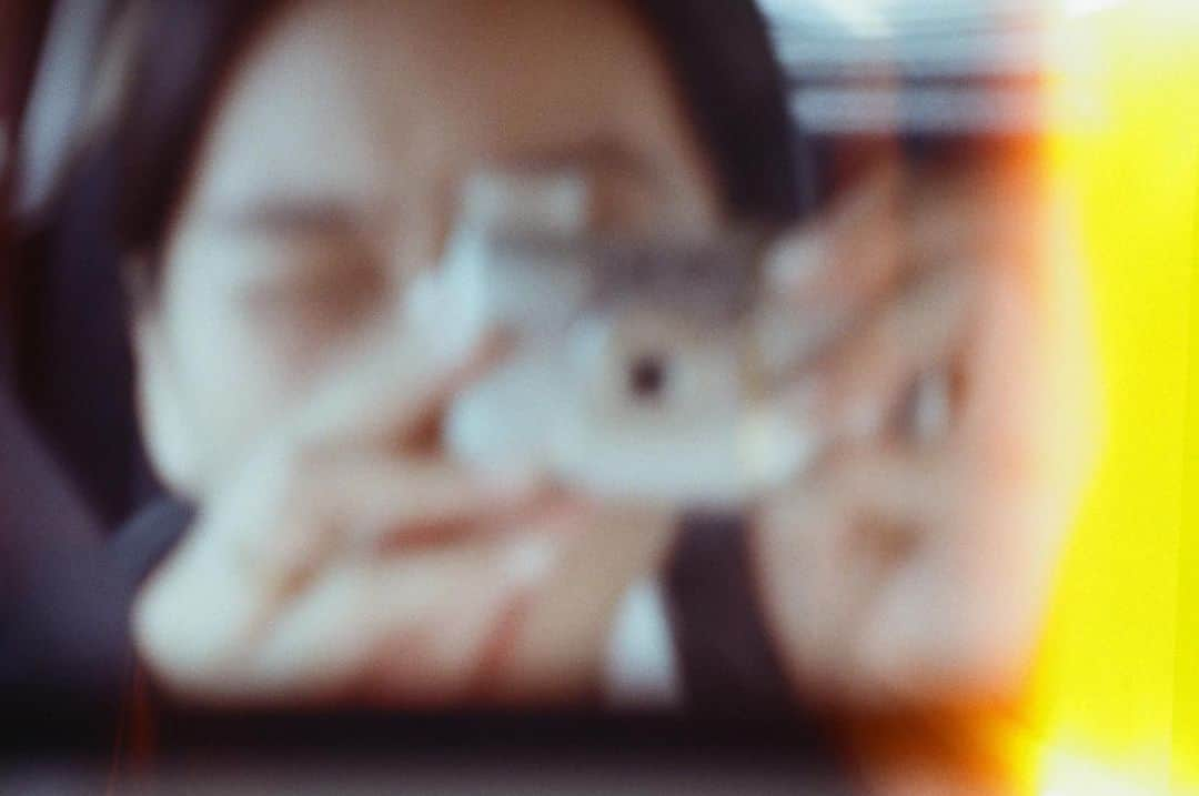 リディア・マウリダ・ジュハンダルさんのインスタグラム写真 - (リディア・マウリダ・ジュハンダルInstagram)「series of blurry selfies #35mm」10月9日 19時08分 - l__d__y