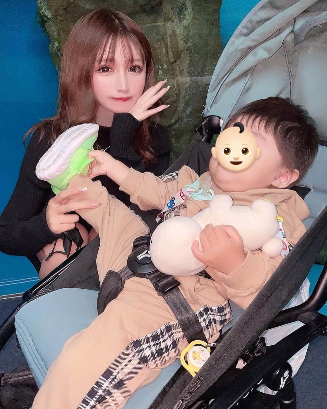 さーぽんさんのインスタグラム写真 - (さーぽんInstagram)「. お久しぶりの投稿は👶🏻くんと♡ 水族館に行ってきました🐟💓 今日は人が沢山でなかなかお魚と 撮るの難しかった🥹💦💦 . また行こうねっ🥰❤️❤️ #お気に入りのふわふわ  #水族館　#品川水族館」10月9日 19時30分 - rk_27829