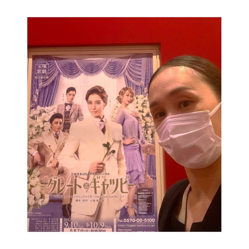 羽咲まなさんのインスタグラム写真 - (羽咲まなInstagram)「今日は月組東京宝塚劇場公演「グレート・ギャツビー」千秋楽。 ・ 先日、観劇させていただきました😌 ・ 瀬奈じゅんさん主演時に出演していた作品。 色々な思い出が蘇り、あさこさんの背中を思い出し幕開きから胸が熱くなりました✨ ・ ですがですが とても新鮮で、月組の皆様のパフォーマンスは圧巻でした🍀✨ 素晴らしい時間をありがとうございました🍀 ・ なっちゃん(夏月都さん)卒業おめでとう！ 21年間本当に本当にお疲れ様でした！！ ・ はーちゃん(晴音アキさん)、佳乃 百合香さん 卒業おめでとうございます㊗️ ・ さぁ！ 私も色々頑張ろう💪  #宝塚歌劇 #月組 #グレートギャツビー #夏月都　さん #同期 #退団 #心からおめでとう 慣れない #自撮り写真」10月9日 19時42分 - mana.haza