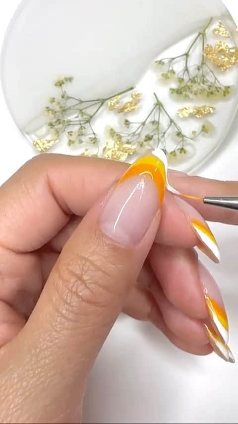 NailsVideosのインスタグラム：「Autumn nails by @joydumpling 🎃🍂」