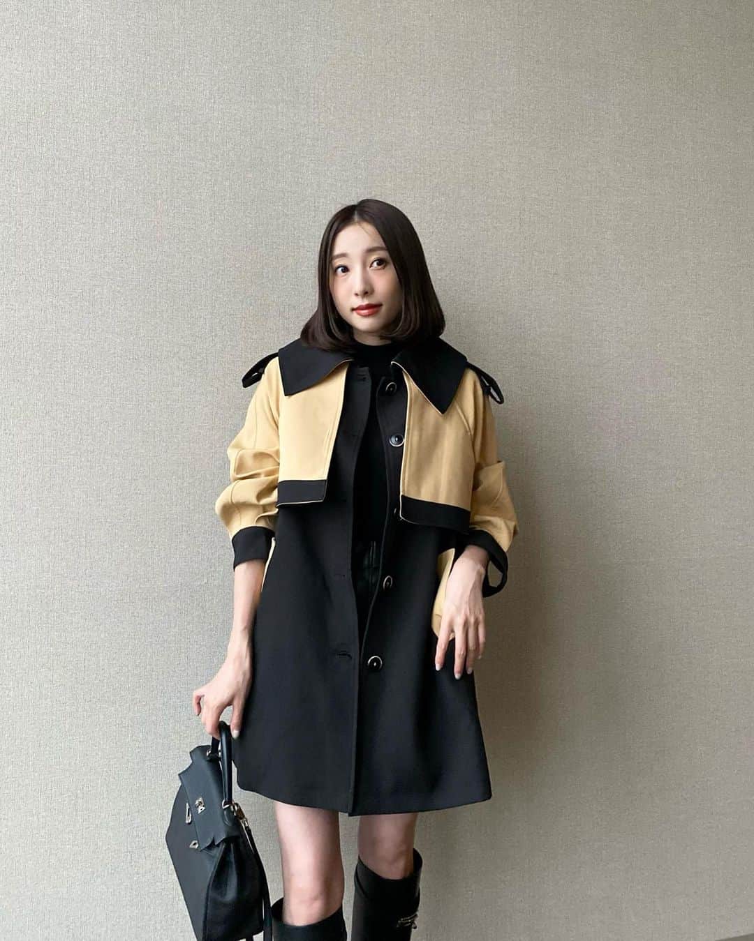冨張愛のインスタグラム：「寒くてアウター欠かせない日々🧥🖤 バイカラーって本当に可愛い。 さっと羽織れて、軽くて丈感も短めでお気に入りのトレンチ🍁 * outer ... #torugato @_torugato_apparel_  knit ... #plst @plst_official  skirt ... #zara @zara  #instagood #coordinate #ootd #outfit #fashion #instafashion #meg_ootd #코디네이트 #패션 #카메라 #コーディネート #コーデ #ファッション #今日のコーデ #今日の服 #157cmコーデ」