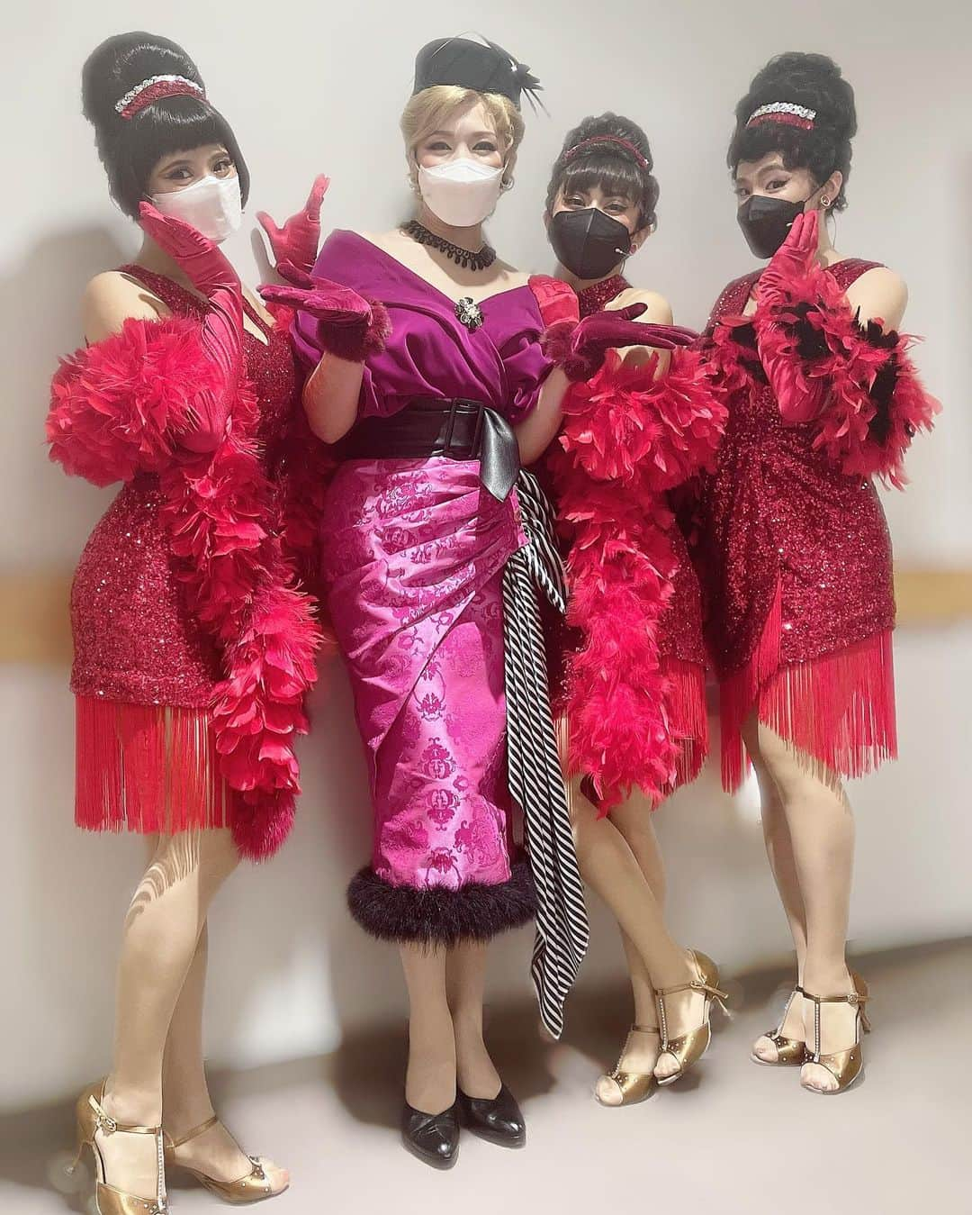 瀬奈じゅんさんのインスタグラム写真 - (瀬奈じゅんInstagram)「⁡ ⁡ ダイナマイツ！めっちゃダイナマイツ！！ ⁡ ビューティーなさほ @sahoaono  キュートないーちゃん @maria.eeee  チャーミングなまあや @mahhhya828  ⁡ 毎日このお三方の歌声を浴びれる幸せよ……贅沢。 歌だけじゃないのよ、ダンスも素晴らしいのよ。 で、上手いだけじゃないの……何より大切な芝居心、表現力！！ 皆様、ダイナマイツじゃない時の３人にもご注目下さいませ。 ⁡ 私、お三方に囲まれてご満悦よ。 ⁡ あー、かわいい。 ⁡ ⁡ #ヘアスプレー #ダイナマイツ #青野紗穂 ちゃん #MARIA-E ちゃん #原田真絢 ちゃん #素晴らしい才能の塊たち」10月9日 20時15分 - junsena_official