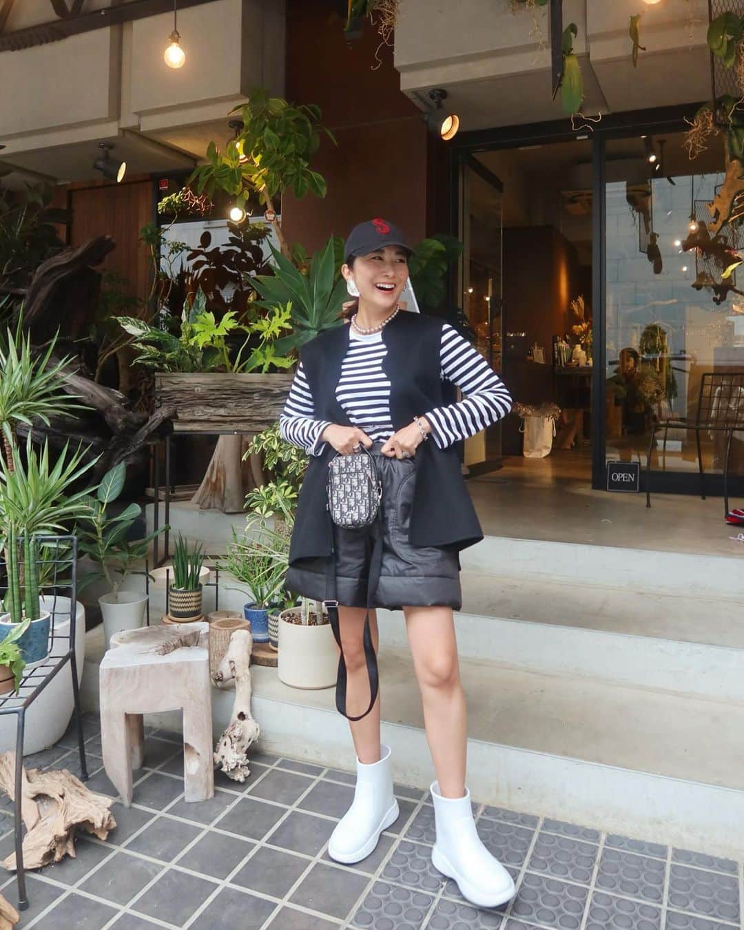 Mai Wakimizuのインスタグラム：「今日はpopupに向けてお花の最終打ち合わせでした♡今までとはまた違うディスプレイが作り込めそうで楽しみ＼(^o^)／ここ最近はすっかり秋めいて、本格的にジレの出番！新作のスカラップジレ、今日みたいなキャップスタイルも合うし、綺麗なパンツスタイルにもばっちりキメてくれる♡アームはかなりゆとりあるので、厚手のニット合わせも◎1番最後の写真がシルエット分かりやすいかも♡ #wakkinstyle#coordinate gilet&:#linkable @linkable_official(今週13日発売予定) pants:#linkable @linkable_official(popup再入荷予定) cap:#linkable @linkable_official(近日予約販売予定)」