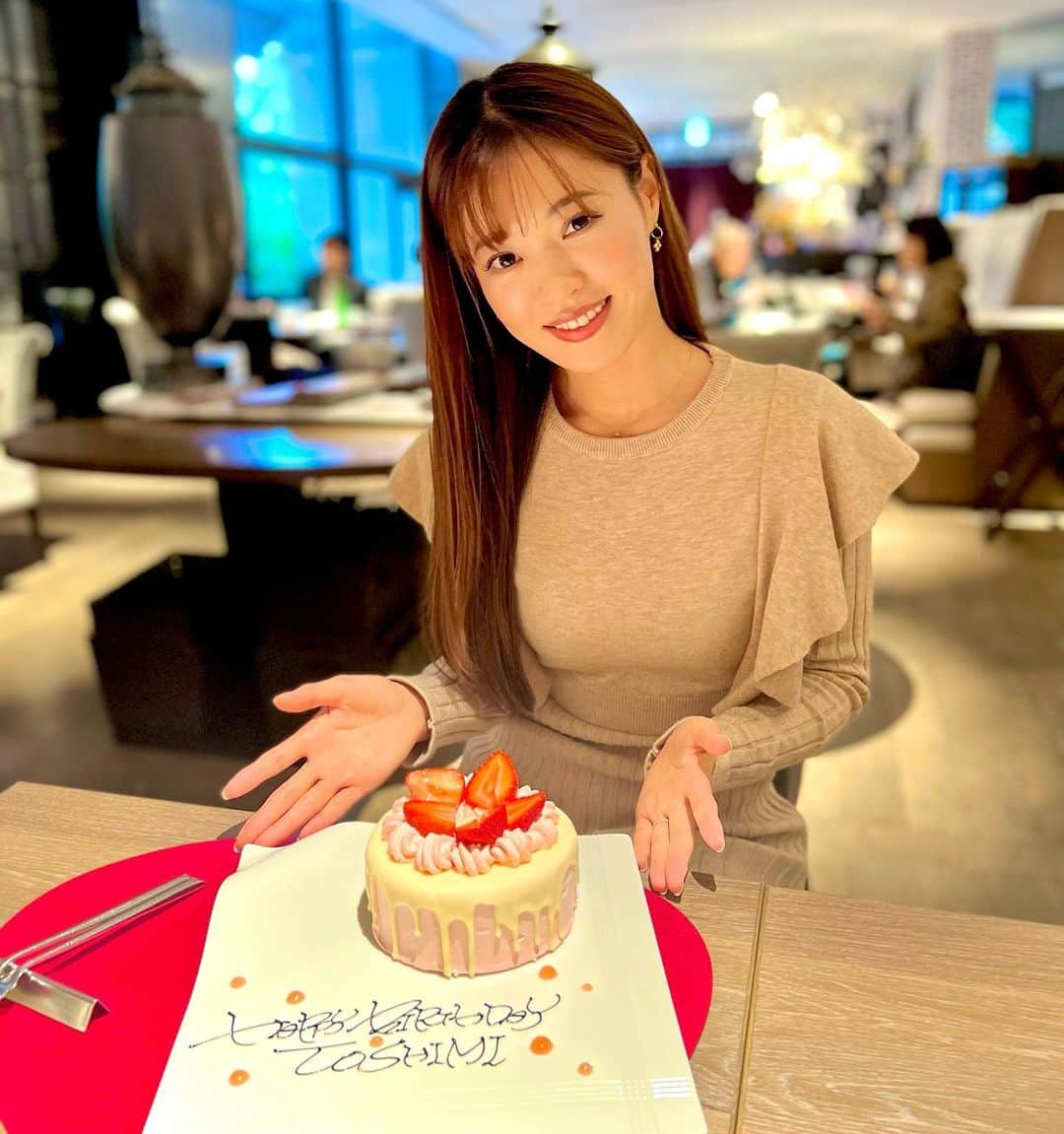 のインスタグラム：「オシャレな街のオシャレなお店に ランチに連れてってもらった🍴 ちーちゃんありがとう❤️❤️  傘をひっくり返されて、 ビショビショになったくらいで 本当、最高な日😊  ばーちゃんになっても よろしくね😘  #表参道ランチ #ザストリングス表参道 #お祝いプレート」