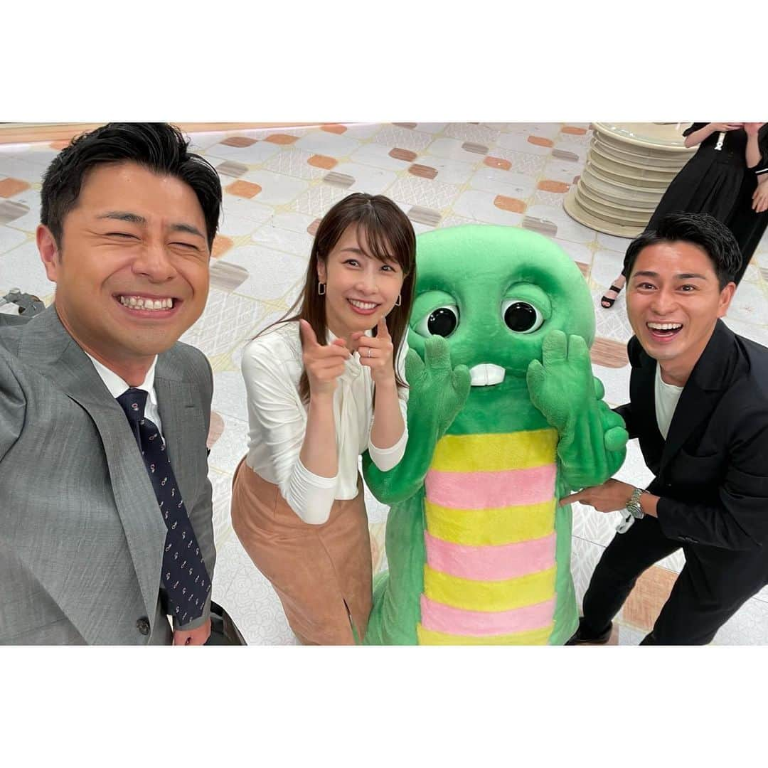 木村拓也のインスタグラム：「. イット！改編初週が終わりました。バタバタしていたらあっという間に週末に。 . 3年半数えきれないほどのありがとうございました、と、これからさらに、よろしくお願いします、の2枚の写真を。 . 私は変わらず自分にできることを積み重ね、大切な人たちのために汗をかき続けていきたいです。  引き続き、よろしくお願いします！」