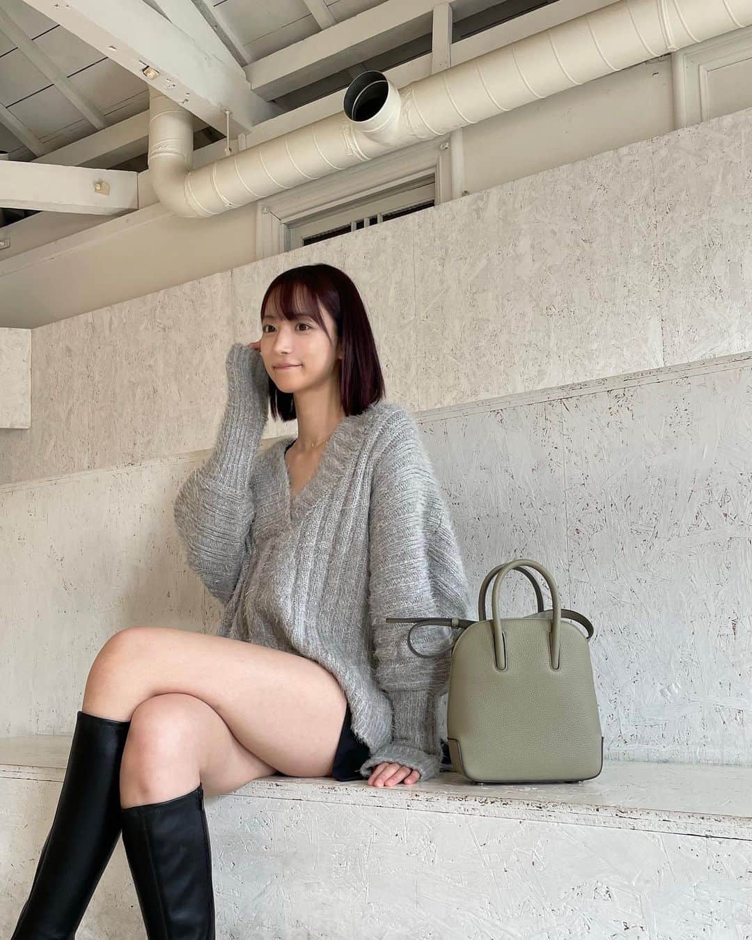 山崎あみのインスタグラム：「お気に入りのバッグを持って、るんるんな人🫢 ⠀ @epoi_official のバッグです🫶🏻 デザインも色も上品だけど カジュアルな服装にも合うし 使いやすい上に、 とてもしっかりとした作り🫶🏻 #epoi」