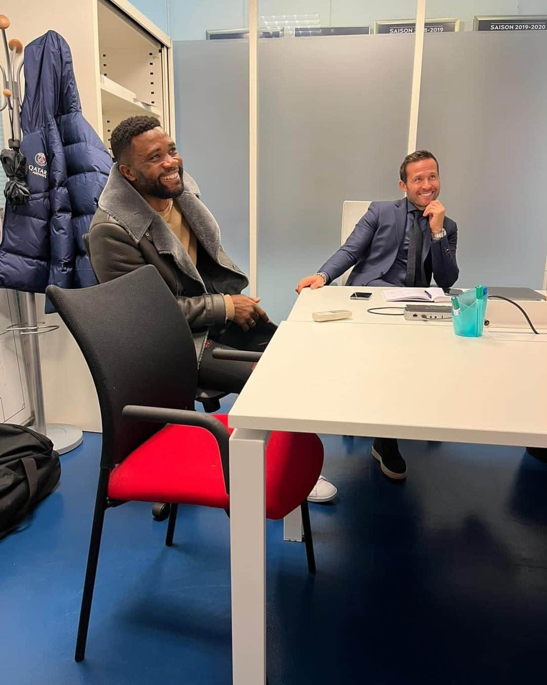 オーレリアン・シェジュのインスタグラム：「Une Petite visite hier au camp des Loges pour rencontrer mon ami et ex-coéquipier Yohan Cabaye Officiel, actuel directeur du centre de formation du PSG - Paris Saint-Germain  Chedjou Sports Consulting #psg# #losclille#」