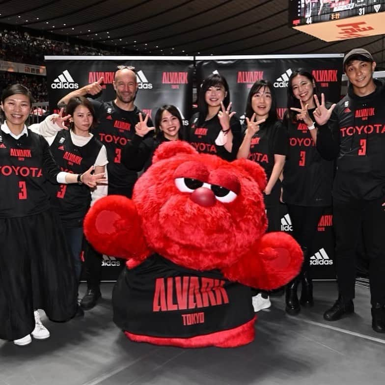 高木菜那のインスタグラム：「先日、初めてバスケの 試合を見てきました🏀✨ 今まで他のスポーツを見に行く機会があまりなかったので凄く楽しかったです！ #adidasさんご招待してくださり ありがとうございました！  そしてなによりビックリしたのが… 選手の皆さん身長が大きい！！ 2枚目の写真なんですが、選手の等身大とパシャリ。 身長差…笑 一応おんなじポーズしてみました🫣✨  これからいろんなスポーツ 見に行けたらいいな💕  @adidastokyo  @alvark_tokyo  #teamadidas」