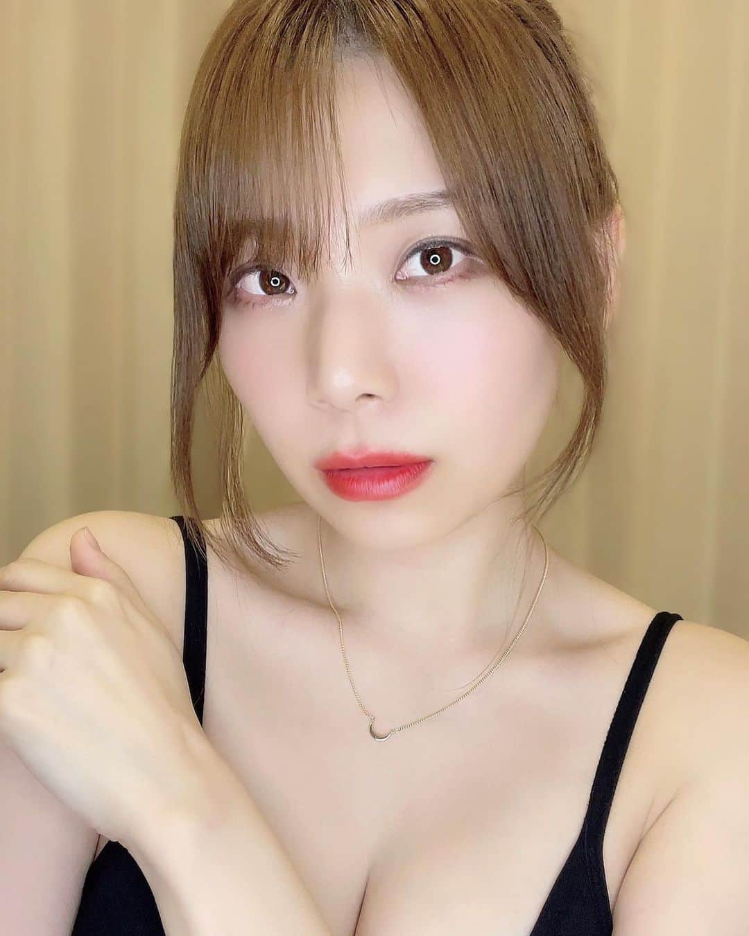 三井里彩のインスタグラム：「🌕🌖🌗🌘🌑🌒🌓🌔🌕  月と月の女神をモチーフにした色褪せない美しさ  上向きの三日月はホースシューの意味合いも重ね合わせた 幸運の月をモチーフにしてるみたい😌⋆☾·̩͙꙳✨  コンセプトが好き💖 シンプルで合わせやすくてかわいい🧝‍♀️  PR @selene.official.japan  #ドレスアクセサリー #チェーンネックレス #チェーンアクセサリー #ネックレスプレゼント #アクセサリーギフト #ブライダルアクセ #トリドリベース #SELENEJAPAN」