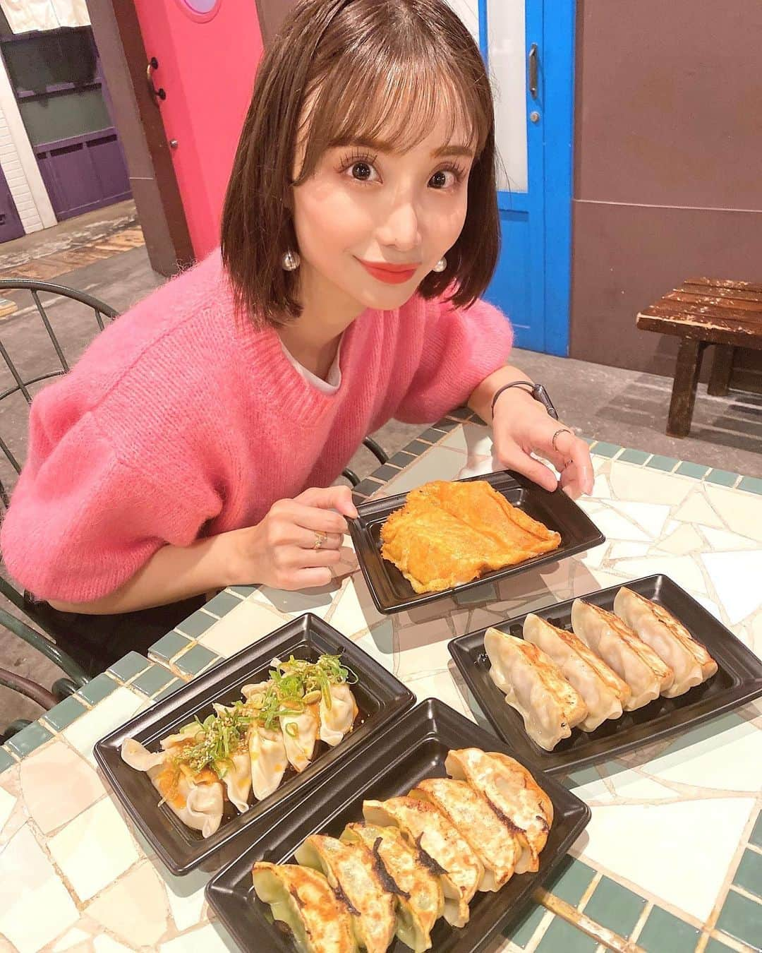 柴田阿弥さんのインスタグラム写真 - (柴田阿弥Instagram)「餃子🥟  先日半年くらいに一回適当開催する 餃子パーティーをしました🐯❤️‍🔥  ㅤㅤㅤㅤㅤㅤㅤㅤㅤㅤㅤㅤㅤ 次の餃子パーティーは来年かな〜？  ㅤㅤㅤㅤㅤㅤㅤㅤㅤㅤㅤㅤㅤ 手前と手前右が友達チョイスで奥が私なんだけど ちょっと変わったの選びがち🤦‍♀️（笑） 多分買い出しだと怒られるやつ。笑  ㅤㅤㅤㅤㅤㅤㅤㅤㅤㅤㅤㅤㅤ この日寒くてニットの下に着てたTシャツが 少し見えてますがお許しを😂❤️‍🔥  そういうお洒落、ではない🙉 ㅤㅤㅤㅤㅤㅤㅤㅤㅤㅤㅤㅤㅤ ㅤㅤㅤㅤㅤㅤㅤㅤㅤㅤㅤㅤㅤ ㅤㅤㅤㅤㅤㅤㅤㅤㅤㅤㅤㅤㅤ ㅤㅤㅤㅤㅤㅤㅤㅤㅤㅤㅤㅤㅤ #ナンジャタウン #餃子 #ニャンジャタウン #池袋 #サンシャインシティ #ナンジャタウンコラボ」10月9日 20時51分 - ayashibata0401