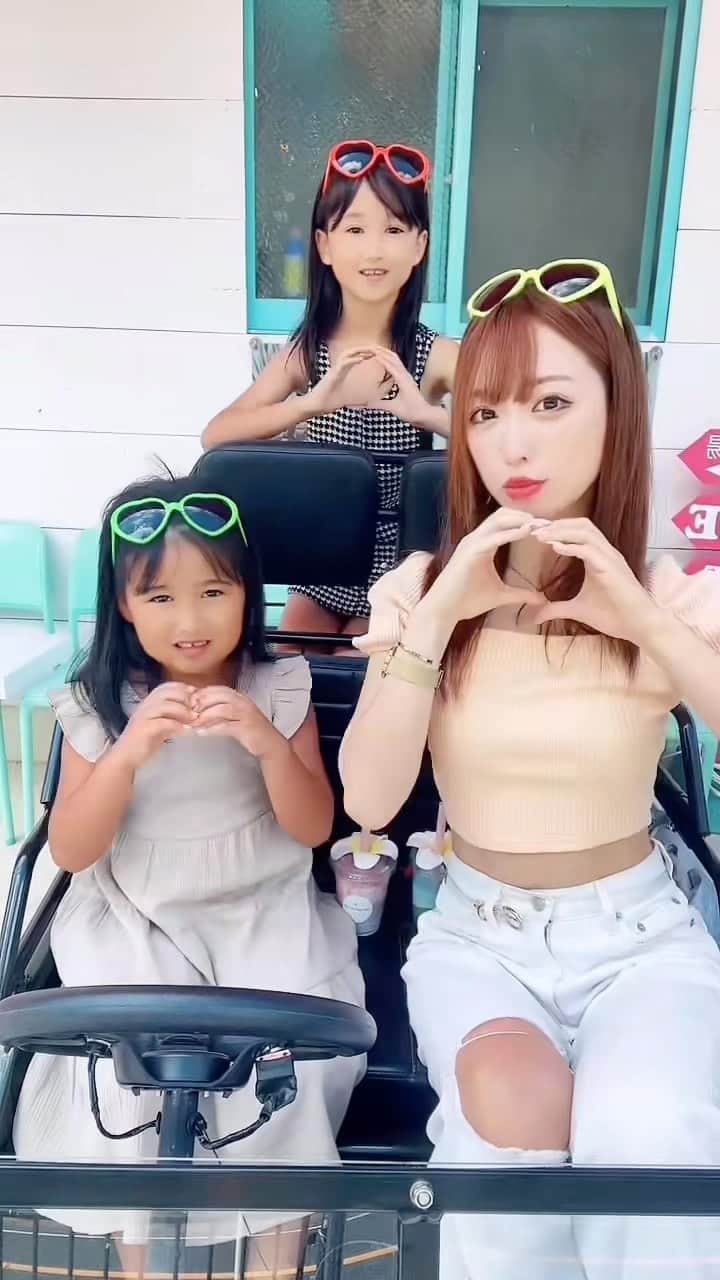 のインスタグラム：「💛 可愛い2人とコラボ😍  おりさの愛車 #ネクストクルーザー ちびっ子に大人気😂💛  沖縄で毎日実写版マリオカートしてます（笑）  ペーパードライバー卒業できたかも💛  #pinkmarinecafe#beach#japanese#japan#tabijo_okinawa#okinawa#okinawatrip#okinawapress#okinawagram#tiktok#ダンス#恩納村#恩納村カフェ#沖縄#沖縄観光#沖縄旅行#沖縄移住#沖縄生活#タビジョ#トラベラー#女子旅#愛車#ジープ#ミニカー#電気自動車#マリオカート」
