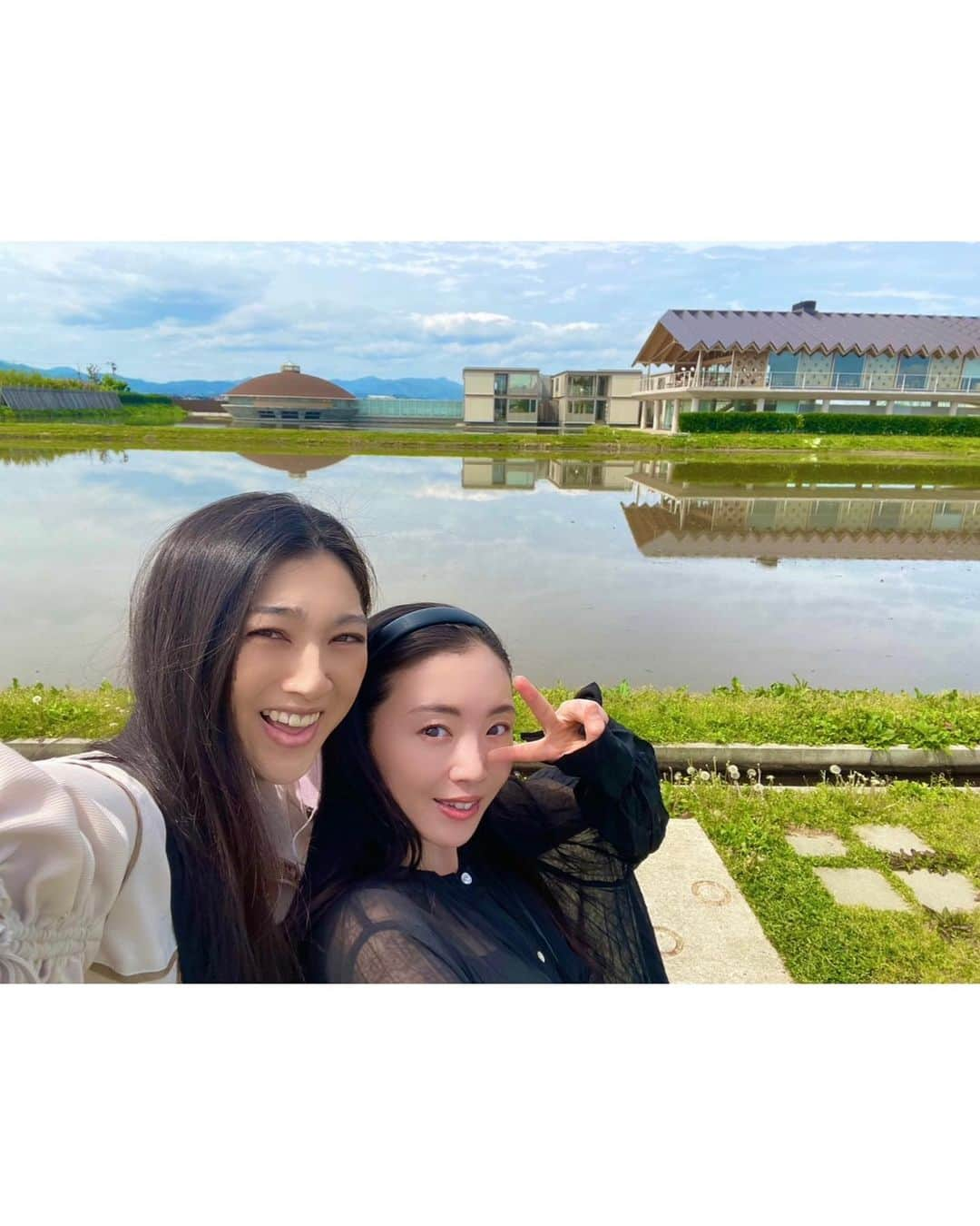 松野井雅（原紗央莉）のインスタグラム：「👭✈️🌾🌾🍚  ▼ショウナイホテル スイデンテラス ｜SHONAI HOTEL SUIDEN TERRASSE @suiden_terrasse  〜Sauna Friend〜 ▼グラビアアイドル / Saunner of the Year 2020 園都さん @miyakosono_official   ※撮影時期：2022年5月中旬📸  ・ ・ #スイデンテラス #山形 #庄内 #坂茂 さん #坂茂建築設計 #デザインサウナ #デザイナーズサウナ #art #水田 #ウユニ塩湖 #harvia #löyly  #ttne #サウナシュラン 2021 #女子旅 #leica  #サウナ #サウナー #sauna #saunner #サ旅 #サ道 #サ活 #ととのう #サウナ女子  #サウナ好き #サウナ好きな人と繋がりたい #フィンランドサウナアンバサダー #finlandsaunaambassador #松野井雅サウナ部」