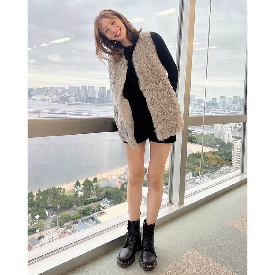 神部美咲のインスタグラム：「このあと、傘もささずに帰りました🙃  今日もおつかれさまでした🥰  #ニットショートパンツ」