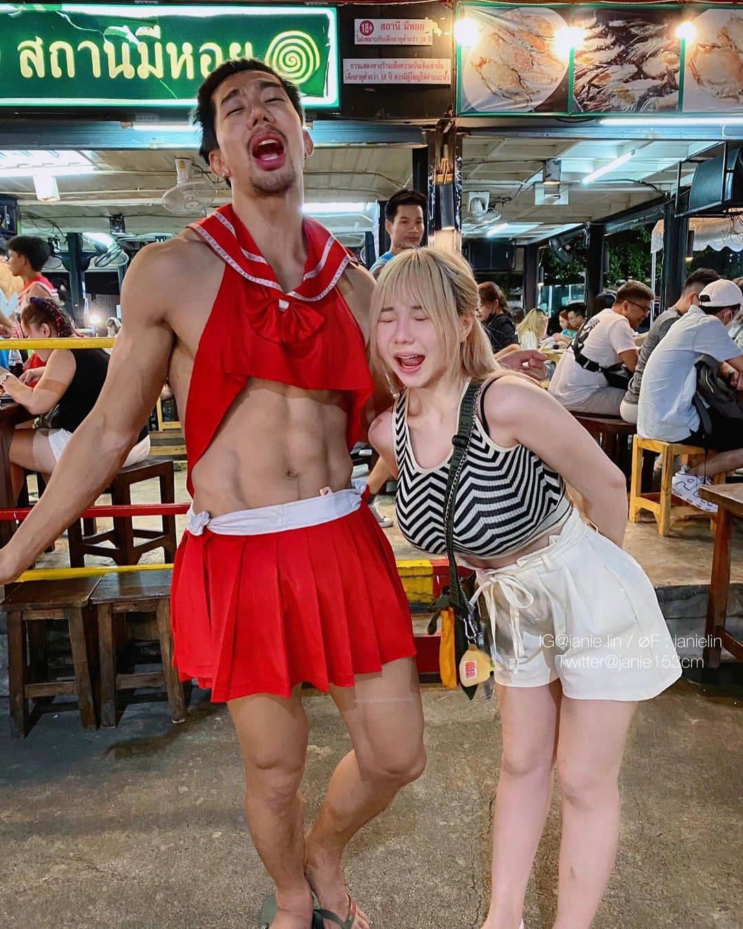 泥泥林のインスタグラム：「左滑看影片🤣 他們超有趣！ Swipe Left to watch Videos❤️ They’re so funny😆  這是一間在泰國曼谷的猛男海鮮餐廳 服務生都是身材很好的女裝大佬們🤣 海鮮也都不馬虎，那天點的都超新鮮🤤 價位也很親民，吃完還可以逛華馬夜市٩(˃̶͈̀௰˂̶͈́)و 有去曼谷旅遊的話可以安排一下～  This is seafood restaurant in Bangkok, Thailand. Waiters are all dressing like that with good figure🤣 Seafood there are all super fresh, and the price is very affordable.  You can also visit the Huamum Night Market after having dinner🤗 If you visit Bangkok, must come and enjoy~  #location 📍 Staneemeehoi／สถานีมีหอย」