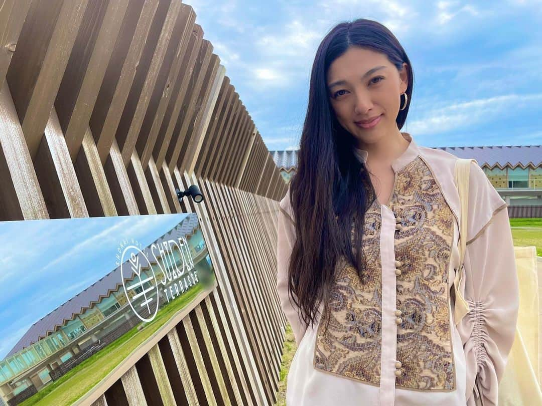 松野井雅（原紗央莉）のインスタグラム：「田園ビュー🚪🗝🛋🌅🛏🌾  ▼ショウナイホテル スイデンテラス ｜SHONAI HOTEL SUIDEN TERRASSE @suiden_terrasse  Photo by：#園都(#Leica)  ※撮影時期：2022年5月中旬📸  ・ ・ #スイデンテラス #山形 #庄内 #坂茂 さん #坂茂建築設計 #デザインサウナ #デザイナーズサウナ #art #水田 #ウユニ塩湖 #ttne #サウナシュラン 2021 #女子旅 #サウナ女子 #サウナ #サウナー #sauna #saunner #サ旅 #サ道 #サ活 #ととのう #田園風景 #サウナ好き #サウナ好きな人と繋がりたい #フィンランドサウナアンバサダー #finlandsaunaambassador #松野井雅サウナ部」