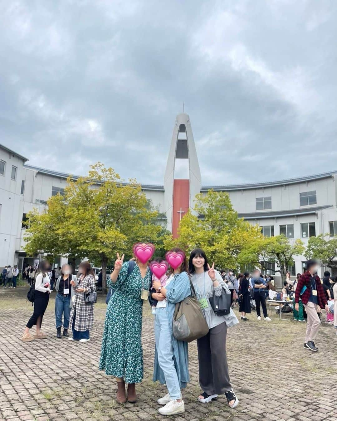 森山るりのインスタグラム：「. 今日は母校の廃校前最後の文化祭に行ってきました🌸  懐かしい校舎に沢山の卒業生達が集まっていて、まるで学生時代にタイムスリップしたような気持ちになりました。  母校が無くなってしまうのはとても寂しいですが、 沢山の思い出を共に作った同級生のみんなと再会出来て幸せな時間でした😌  #南山国際 #南国卒祭2022」