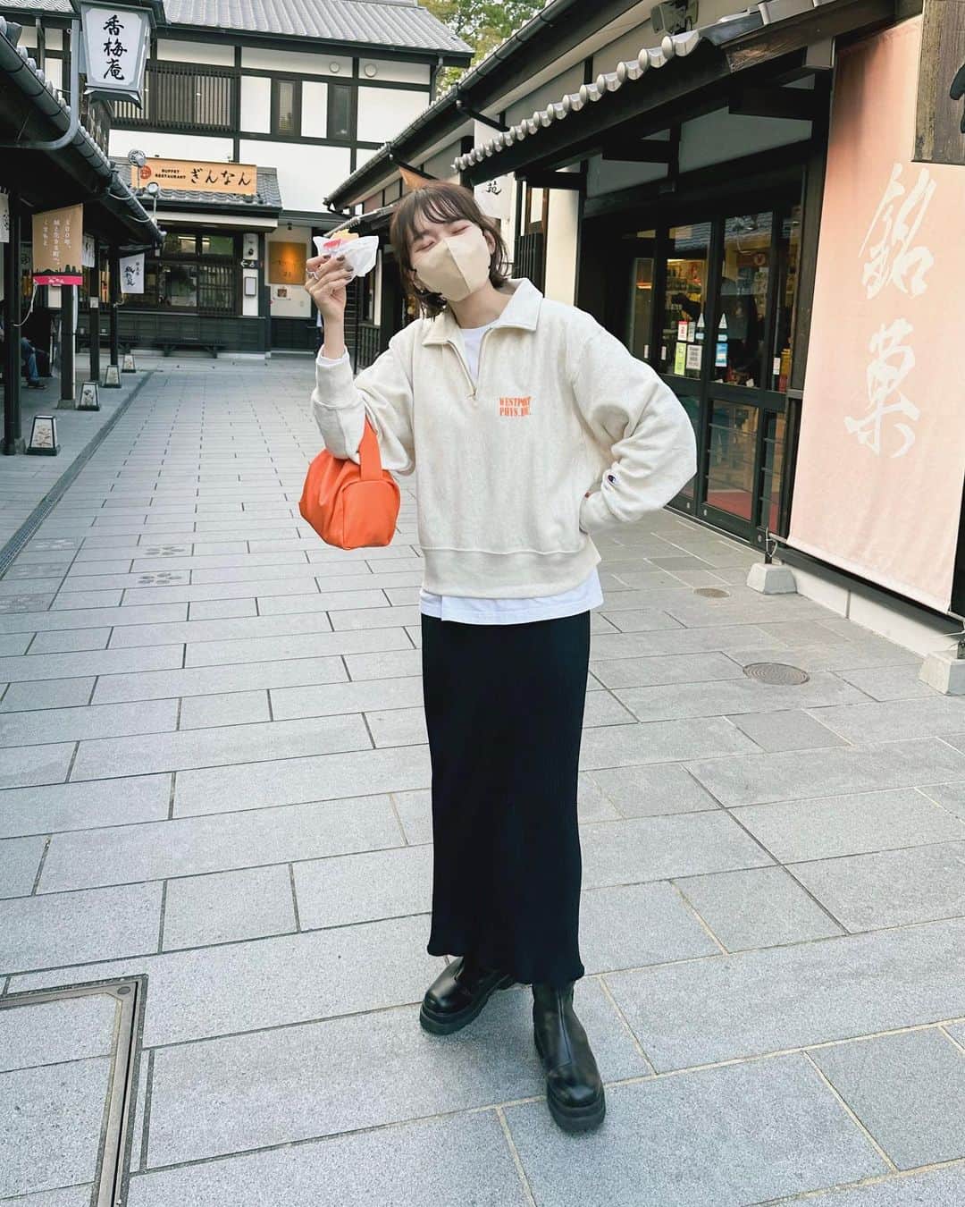 のインスタグラム：「ㅤㅤㅤㅤㅤㅤㅤㅤㅤㅤㅤㅤㅤ ㅤㅤㅤㅤㅤㅤㅤㅤㅤㅤㅤㅤㅤ tops : #champion × #beautyandyouth  inner : #hanes skirt : #uniqlo × #mamekurogouchi bag : #sanself boots : #あしながおじさん ㅤㅤㅤㅤㅤㅤㅤㅤㅤㅤㅤㅤㅤ ハーフジップのスウェットにリブスカートで大人カジュアルに🧡 ㅤㅤㅤㅤㅤㅤㅤㅤㅤㅤㅤㅤㅤ 2枚目と、1枚目をどっちにしようか迷ったけど、ストーリー載せた時にスウェットの質問たくさんいただいたので、スウェットがわかりやすいこの写真に✌🏻 （くまもんの頭だけ食べていたからそこで迷った） ㅤㅤㅤㅤㅤㅤㅤㅤㅤㅤㅤㅤㅤ タイトスカートにごてごてブーツの感じもお気に入りです💕 ㅤㅤㅤㅤㅤㅤㅤㅤㅤㅤㅤㅤㅤ #kaho_fashion」