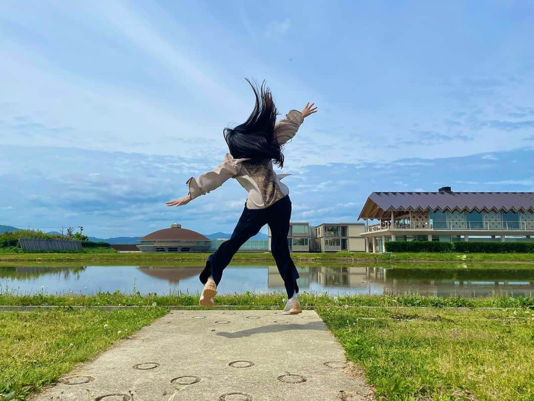 松野井雅（原紗央莉）のインスタグラム：「🦘🌾👟🎶  ▼ショウナイホテル スイデンテラス ｜SHONAI HOTEL SUIDEN TERRASSE @suiden_terrasse  Photo by：#園都(#Leica)  ※撮影時期：2022年5月中旬📸  ・ ・ #スイデンテラス #山形 #庄内 #坂茂 さん #坂茂建築設計 #デザインサウナ #デザイナーズサウナ #art #水田 #ウユニ塩湖 #harvia #löyly  #ttne #サウナシュラン 2021 #女子旅 #サウナ女子 #サウナ #サウナー #sauna #saunner #サ旅 #サ道 #ととのう  #サウナ好き #サウナ好きな人と繋がりたい #フィンランドサウナアンバサダー #finlandsaunaambassador #松野井雅サウナ部」