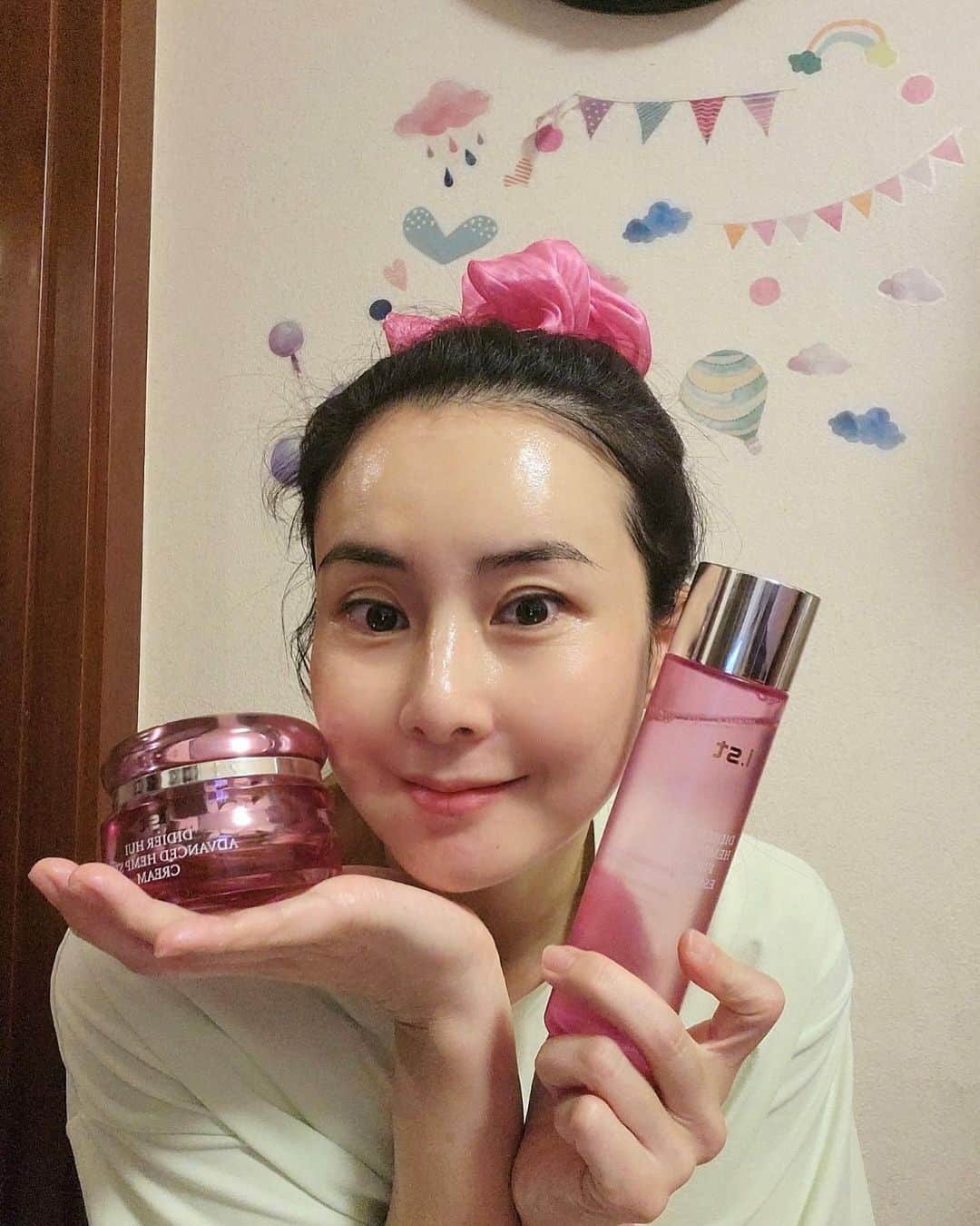 チェ・ジョンユンのインスタグラム：「#롯데홈쇼핑 #방송예고 아이스트 디디에 휘 어드밴스드 햄프스탬  크림과 퍼스트에센스 롯데홈쇼핑에서 만나요😘 👉🏻10일 월요일 오전 11:35-12:40  ✔️최상류층들의 시크릿 뷰티   핵심성분인 삼줄기(일명:대마줄기) 추출물로  항산화 항노화 주름개선 등에 초점을 맞춘  프리미엄 안티에이징 크림이예요 *피부 재생용 조성물 특허 출원 10-2020-01835  내일 롯데홈쇼핑 채널!! 꼭 봐주세용❤️  #대마크림 #기능성안티에이징 #주름도둑#김사랑크림」