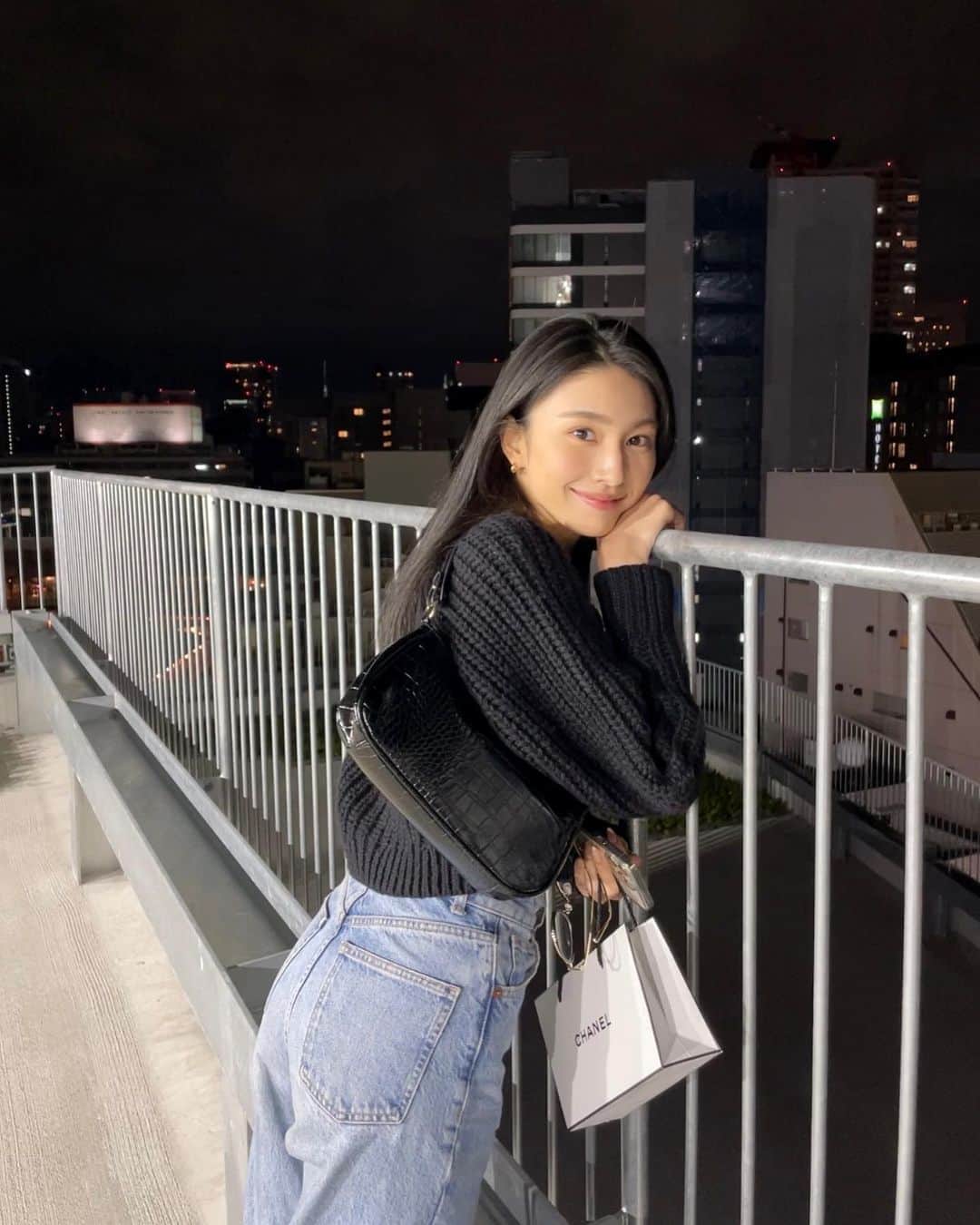 西村円花のインスタグラム：「もうニットの季節だね🧶🖤」