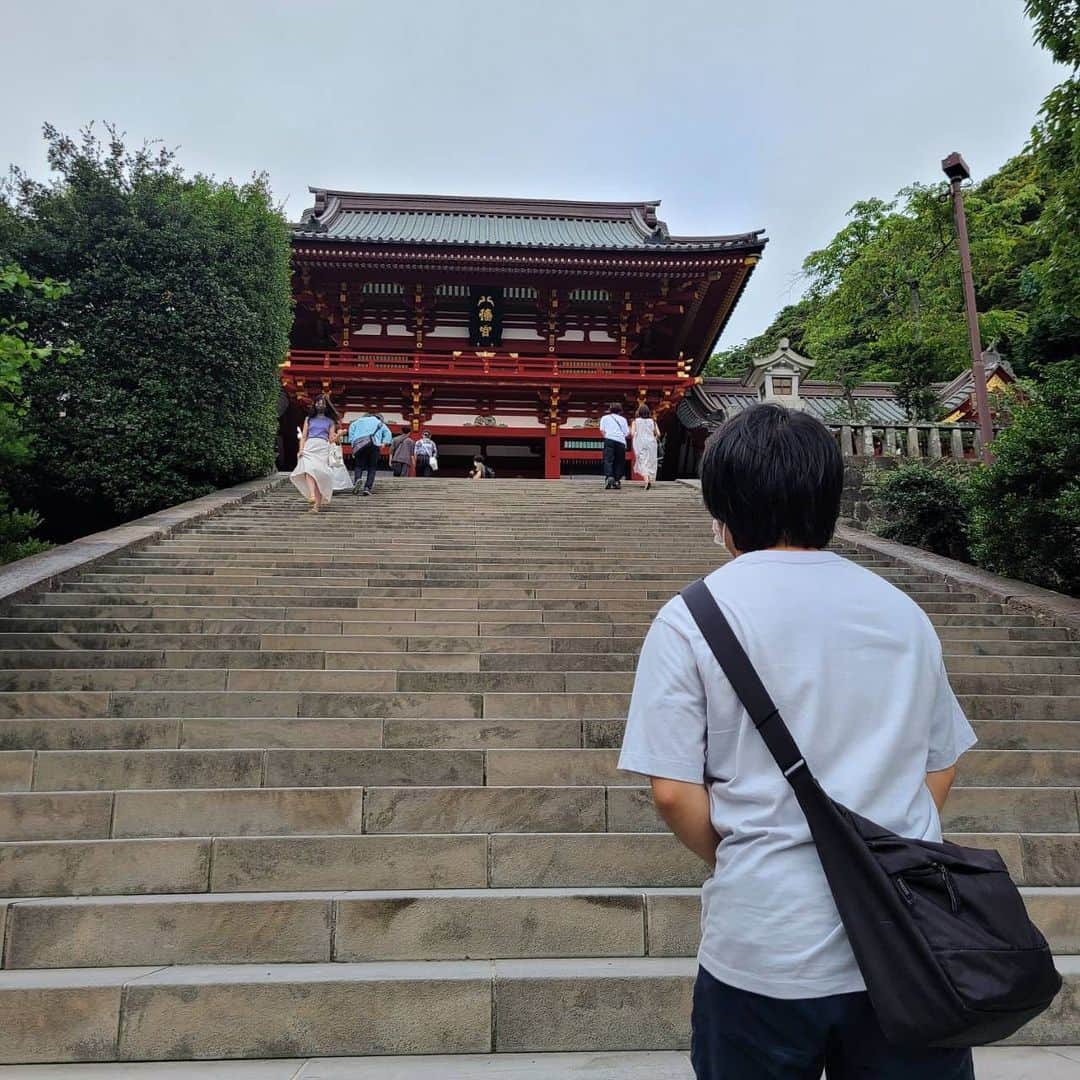 きづきのインスタグラム：「鶴岡八幡宮 鎌倉幕府ゆかりの神社⛩ 鳥居、本殿、参道、全部思ったより大きい。壮大。 このあたりに鎌倉幕府が実在したんだなぁ😌」