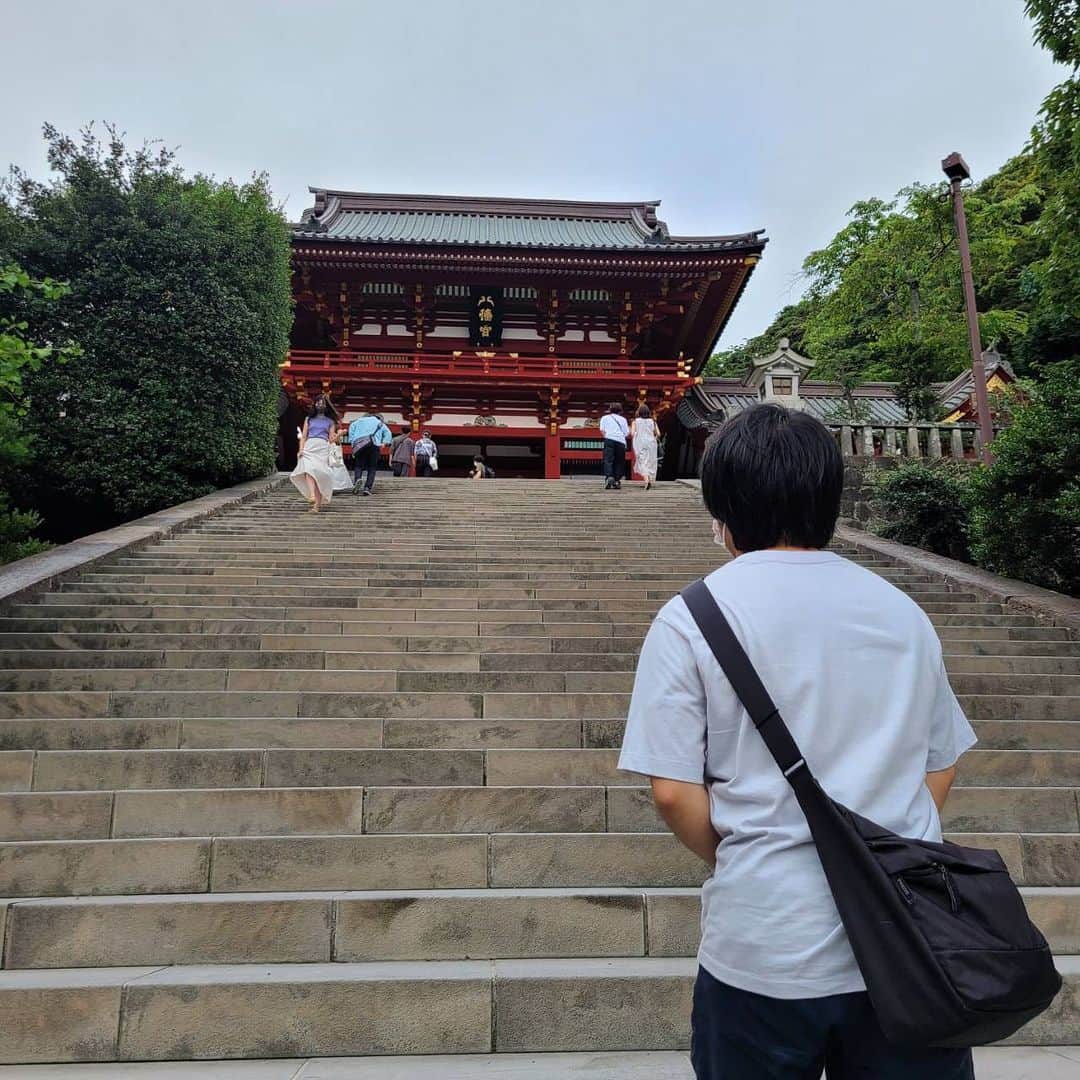 のインスタグラム：「鶴岡八幡宮 鎌倉幕府ゆかりの神社⛩ 鳥居、本殿、参道、全部思ったより大きい。壮大。 このあたりに鎌倉幕府が実在したんだなぁ😌」