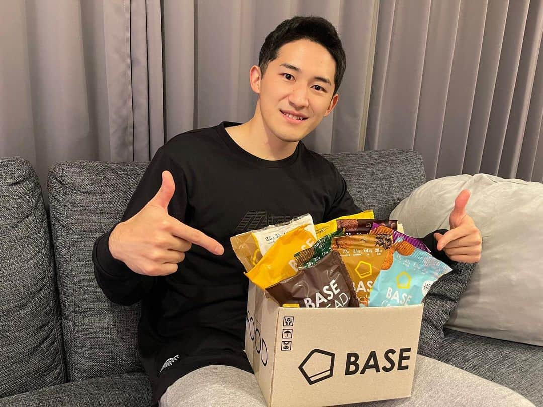 杉岡尚樹さんのインスタグラム写真 - (杉岡尚樹Instagram)「BASE FOOD様 @basefood_tokyo よりベースフードを提供して頂きました🍞 ⁡ BASE FOODは1食に、26種のビタミンやミネラル、 たんぱく質、 食物繊維など、からだに必要な栄養素が全てバランスよく含まれています。 ⁡ トレーニング前後に手軽にさっと栄養補給ができるのが魅力的です！コンビニでも購入できます！完全栄養食と聞くと、味が厳しいものも多いですがこれは普通にいくらでも食べれます😋 ⁡ お得に買えるクーポンコードも貼っておくので、皆さん是非チェックしてみて下さい！ ⁡ クーポンコード : BFA22 ✔️BASE FOOD  www.basefood.co.jp ⁡ #handball #ハンドボール #basefood #basefoodlife #basefoodアンバサダー」10月9日 21時33分 - naokisugioka