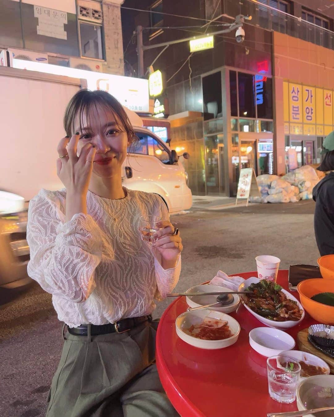 saanaaeのインスタグラム：「🇰🇷  やっぱり久しぶりの韓国は楽しすぎて、 怒涛のスケジュールだったけどお仕事も充実して 最高すぎでした  ピーク時は月に2回とか行ってたのに 行けなくなってからお仕事のバランスも 正直すごく難しかったけど、😣  でもこれからまた行ったり来たりの生活になりそうなので わくわくしかない🥺♡  皆さんからリクエストの多かったセレクトも 大充実で新作がいよいよ明日からカムバックします！🍂 @nuebyas__   あ、また来月は1週間くらい行く予定なので お友達来るなら現地集合しよね🫡笑  #渡韓 #NUEbyas」