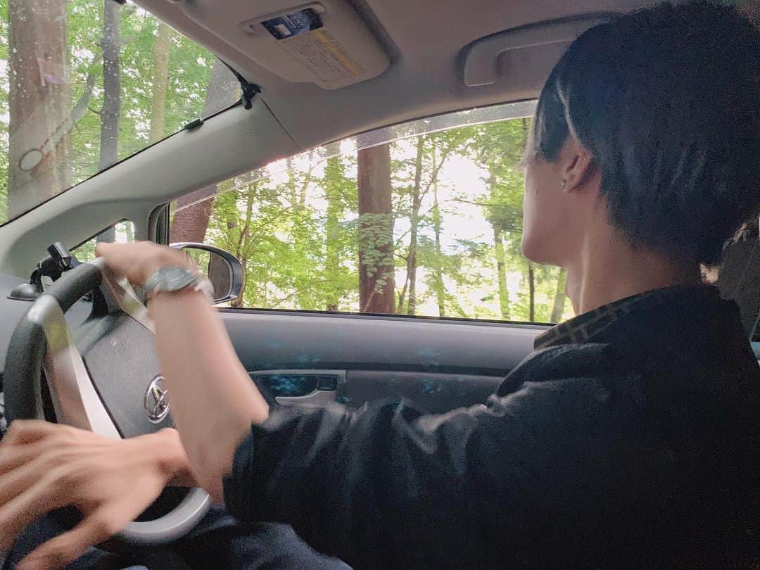 北村エレンのインスタグラム：「激細山道通らされて笑ってる人」
