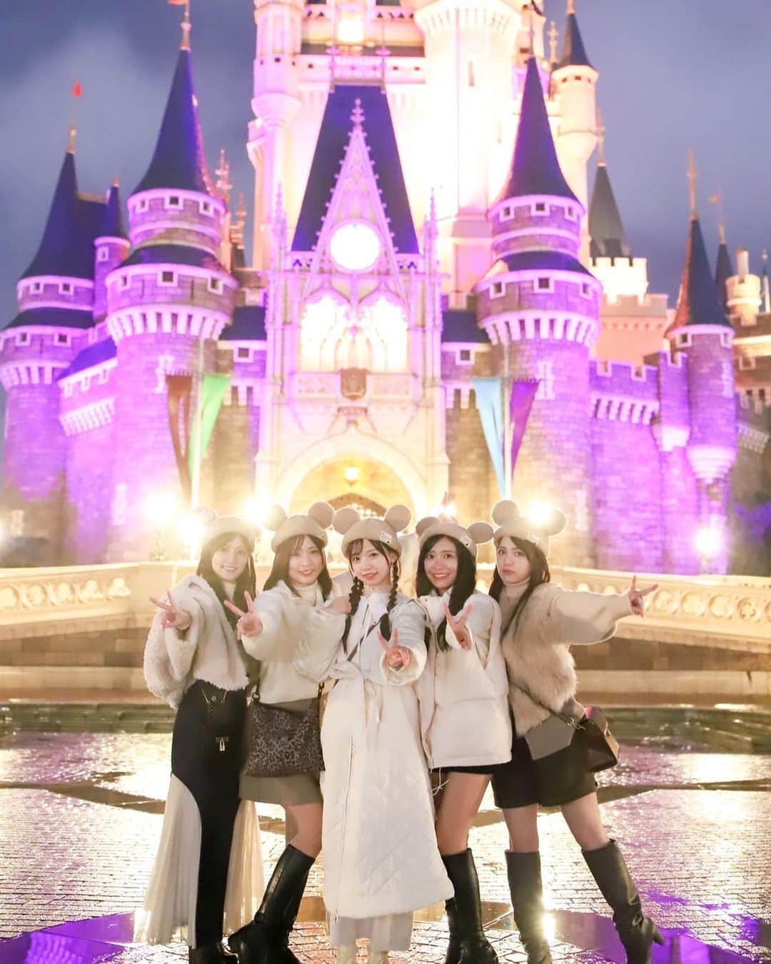 畑美紗起のインスタグラム：「夢の時間…🏰🪄𓂃◌𓂂  雨で気温も寒かったけどとってもたのしめました🤍  おそろいのお帽子かわいい🐻🐭  #ディズニーコーデ #ディズニー #ディズニーランド #disneyland #disney #instagood #shooting #dailylook」
