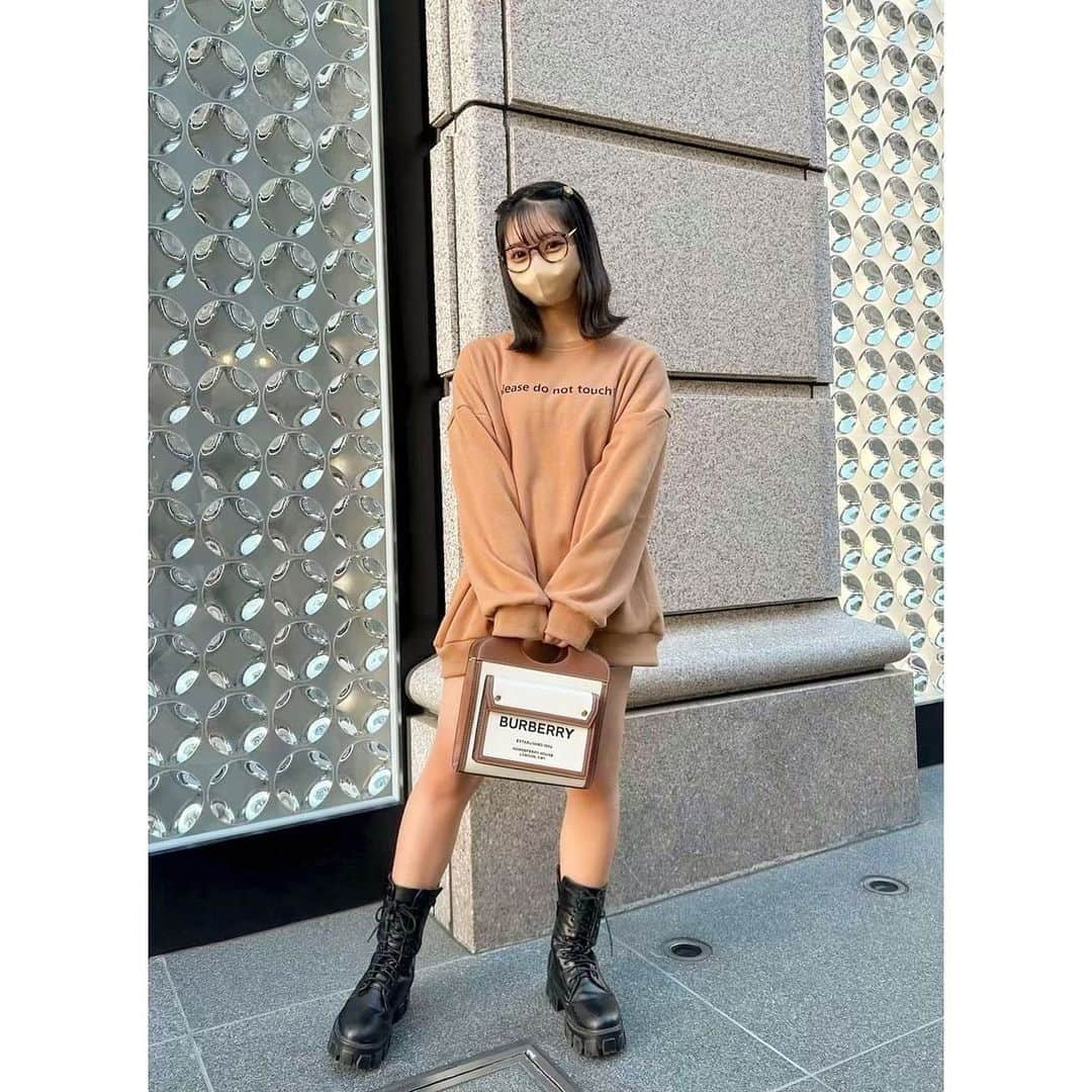 実熊瑠琉さんのインスタグラム写真 - (実熊瑠琉Instagram)「この日のコーデ𓏲𓇢𓂅🍂  Tops ： @luluca_base  Bag ： @burberrybeauty  Boots： @spinns_official   この日はままとお出かけした日〜( *ˊᵕˋ)❅॰ॱ 久しぶりにお家でたらめっちゃ寒くてビックリした！！！ 皆んな風邪ひかないように ポカポカコーデしなね〜(* ᴗ͈ˬᴗ͈)”♡  #秋コーデ #ベージュ #トレーナー #ブーツ」10月9日 22時02分 - ruru_mikuma