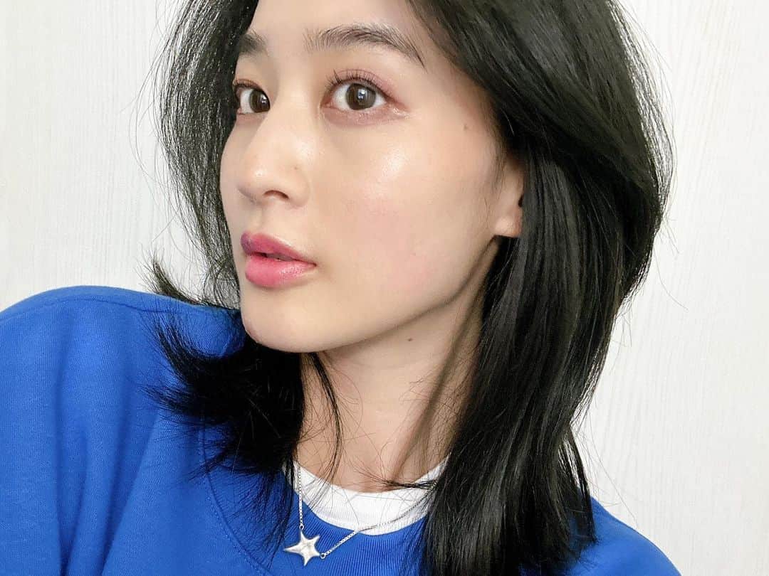 青野楓のインスタグラム：「@wakemake_official のアイシャドウでピンクメイクしました💞 使える色ばっかり🫶 青着たくなるよね🫢💙 @oceanpacific_officialstore のゆったりブルースウェット着やすくてかわいいよー！  #ピンクネイル #ピンクメイク #ブルベ #wakemake #韓国コスメ#ブルーカエデ」