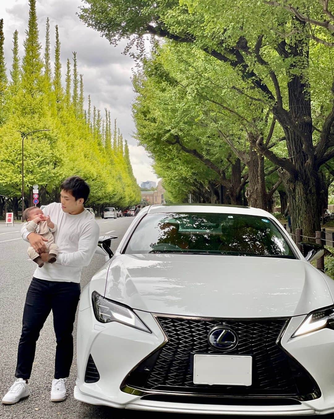 永山竜樹のインスタグラム：「・  息子と愛車📸  #外苑前いちょう並木 #lexus #rc」