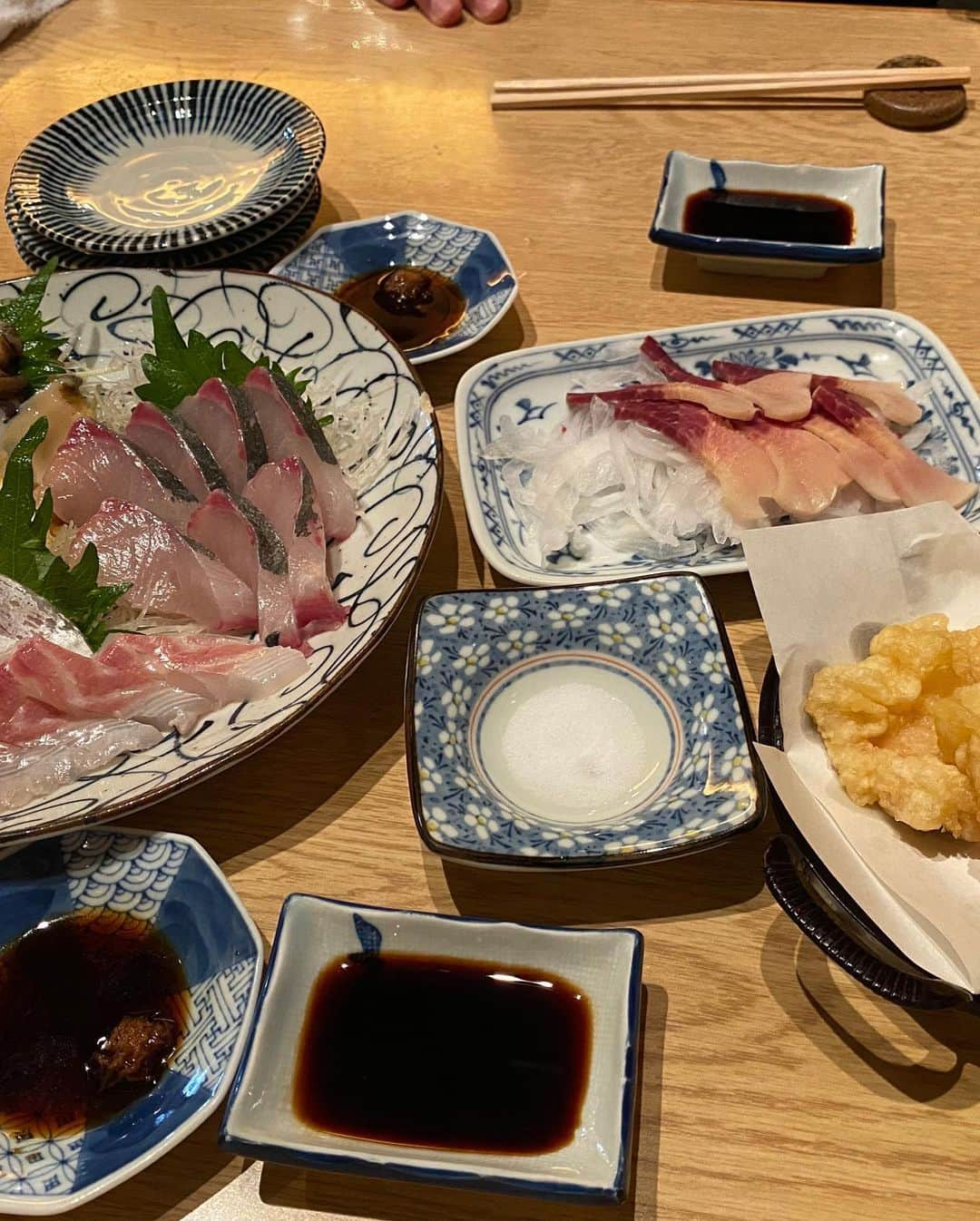 香西かおりさんのインスタグラム写真 - (香西かおりInstagram)「行きつけシリーズ♪  大好きな和食屋さんの八寸。 ほうずきトマトがお口を涼しくしてくれます。  御近所の居酒屋さんのお刺身盛りとクジラベーコン、イカげその天ぷら。大好きメニューです♪♪  お蕎麦屋さんでランチ。 鴨なんそば。 冷たいお蕎麦に温かいつゆが優しい一品👍  近くのマリーナで仲間たちとピクニック〜 玉子焼き、煮込みハンバーグ、唐揚げにタコさんウィンナー🤣 遠足みたい。  #香西かおり #飯すたぐらむ #和食 #お刺身 #蕎麦 #ピクニック」10月9日 22時34分 - kaori_kouzai_official