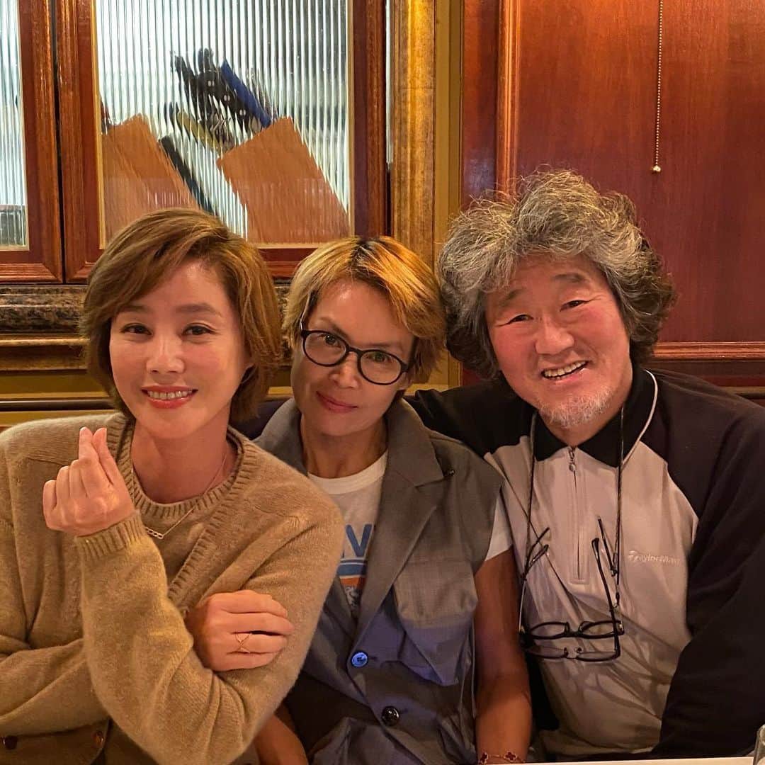 キム・ソンリョンのインスタグラム：「#1992년 #드라마해뜰날  오마이갓~ 무려 30년전 드라마 당시 이병헌배우 첫 데뷔작품이었는데… 아마 임창정배우도~ㅎ 엄기백감독님과 김금용배우와 옛날 얘기로 이야기꽃을 피웠네」