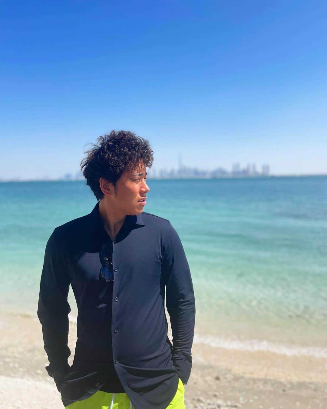 辻敬太のインスタグラム：「.  人の大切さって一緒に居る時じゃなくて離れてる時に気づく。  残り35年生きれたとしても約12000日 悔いなき人生を歩む為に大切な人、僕の事を大切に思ってくれてる人の為だけに生きる  他は自分の人生の幸せにおいてなんの関係もない  渋い？  #起業家#経営者#社長#ドバイ#Dubai」