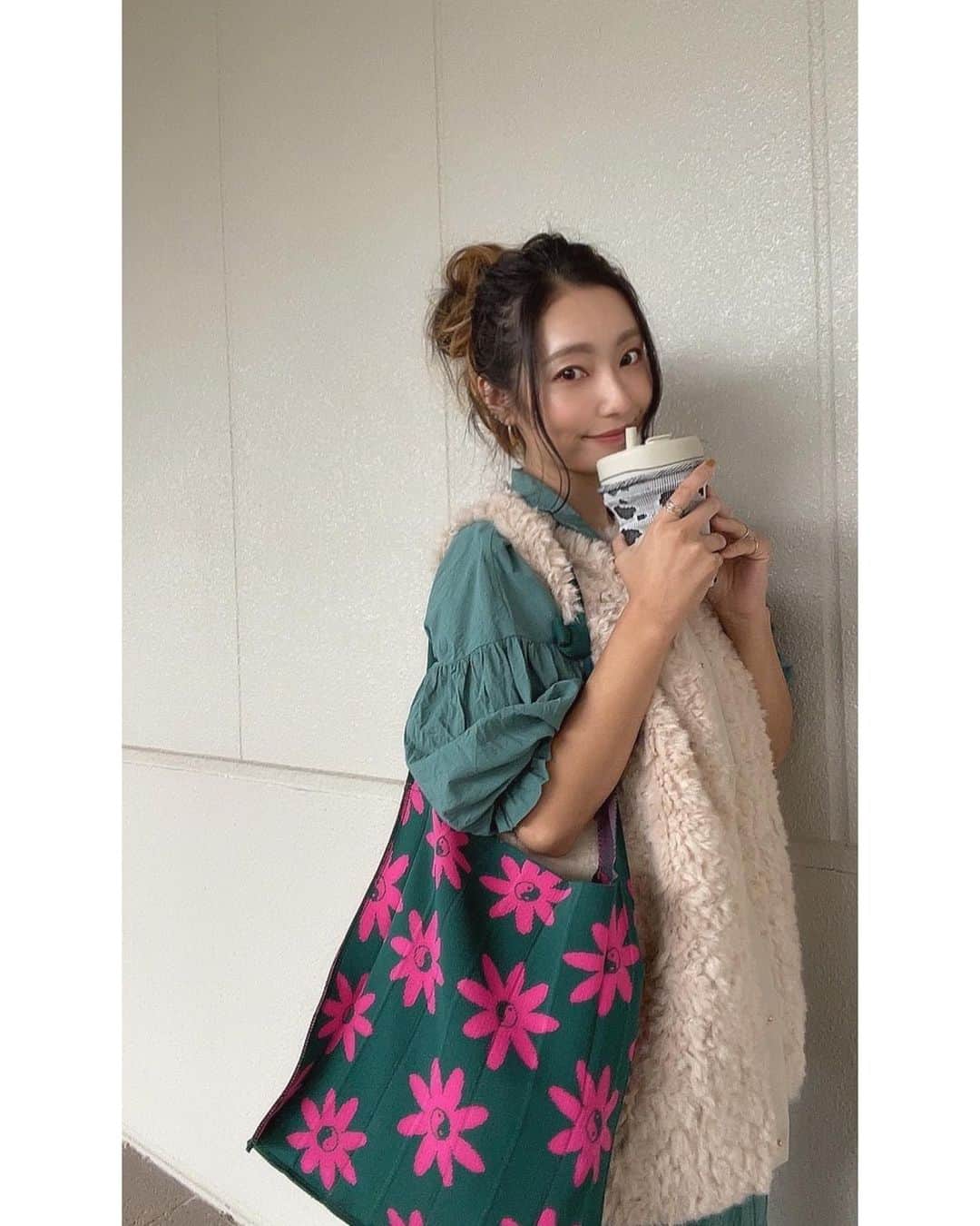 大谷芽衣のインスタグラム：「・ ・ ・ お久しぶりです♡ せっせとアリ育てるゲームしてたら 知らぬ間に10月になってたよ(´･_･`)笑 最近は寒暖差激しすぎて 服何着ていいかわかんないよ助けて。 ベストでモコモコしてるけど 腹は出ていないからな。←先言っとく。 みんな元気？ ・ ・ #寒暖差に負けた #情緒も自律神経も不安定 #よくわからないゲームにハマった」