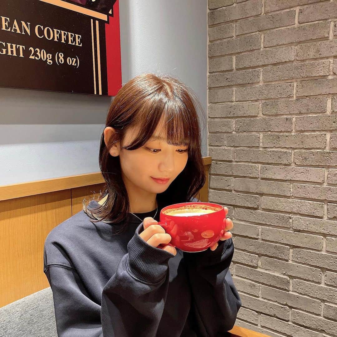 安村真奈のインスタグラム：「寒くてホット！バニララテ☕︎  #安村真奈 #カフェ巡り」