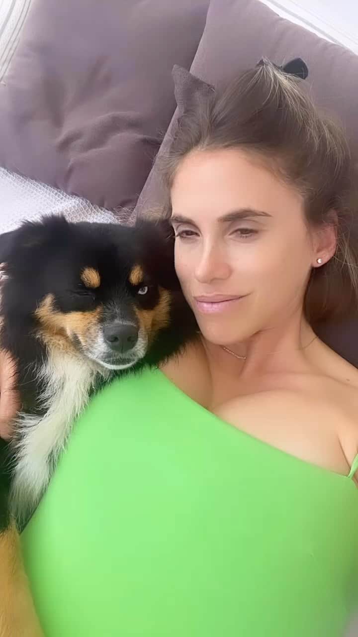 ベレン・モゾのインスタグラム：「🐣+🐶」