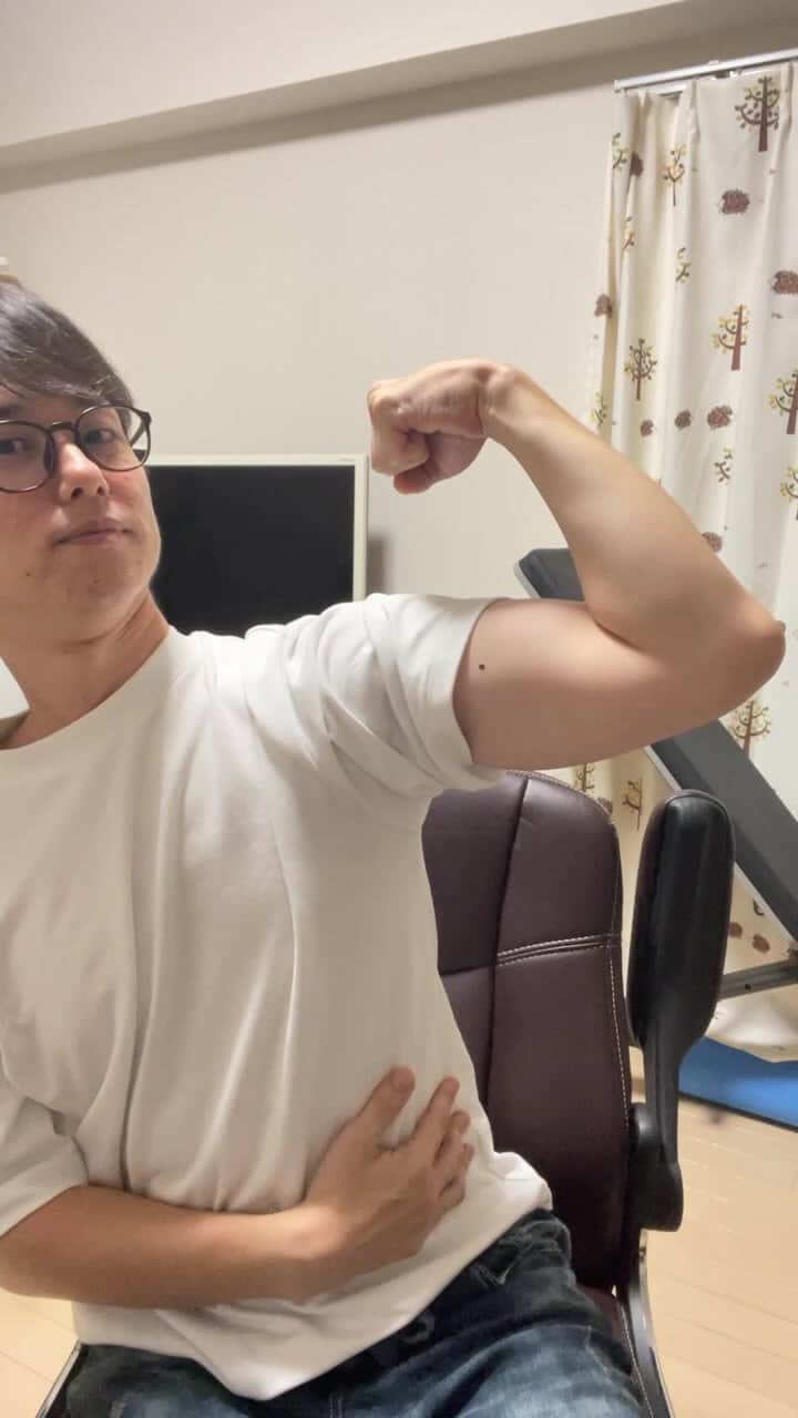 西村ヒロチョのインスタグラム：「上腕二頭筋を鍛えてプロテイン飲んでチョベリグ」
