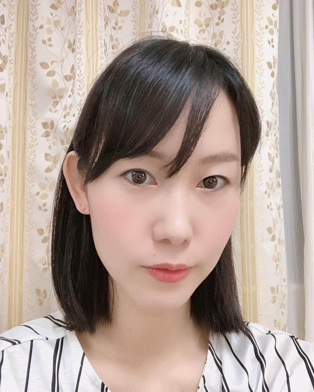 中嶋佳子のインスタグラム：「今日は朝から自宅でリモートでの撮影。リモート撮影は久しぶりでドキドキ . で、子ども達（特に下の子）がいると一階と二階で分かれていても、撮影中に私を探して来たり声が聞こえたらNGになっちゃうので、もしものために主人と外出してもらいました(^^) . そして無事に撮影終わって連絡したら、なんと！朝から24時間営業のカラオケに行ってるらしい笑笑 楽しんでる…笑 . #中嶋佳子 #女優 #役者 #actor @yoshiko_world #japaneseactors  #早朝  #男の子ママ #女の子ママ #姉弟ママ #撮影 #子どもたちありがとう #祝日 #朝から #親子で #カラオケ #いいなーいいなー #リモート撮影」